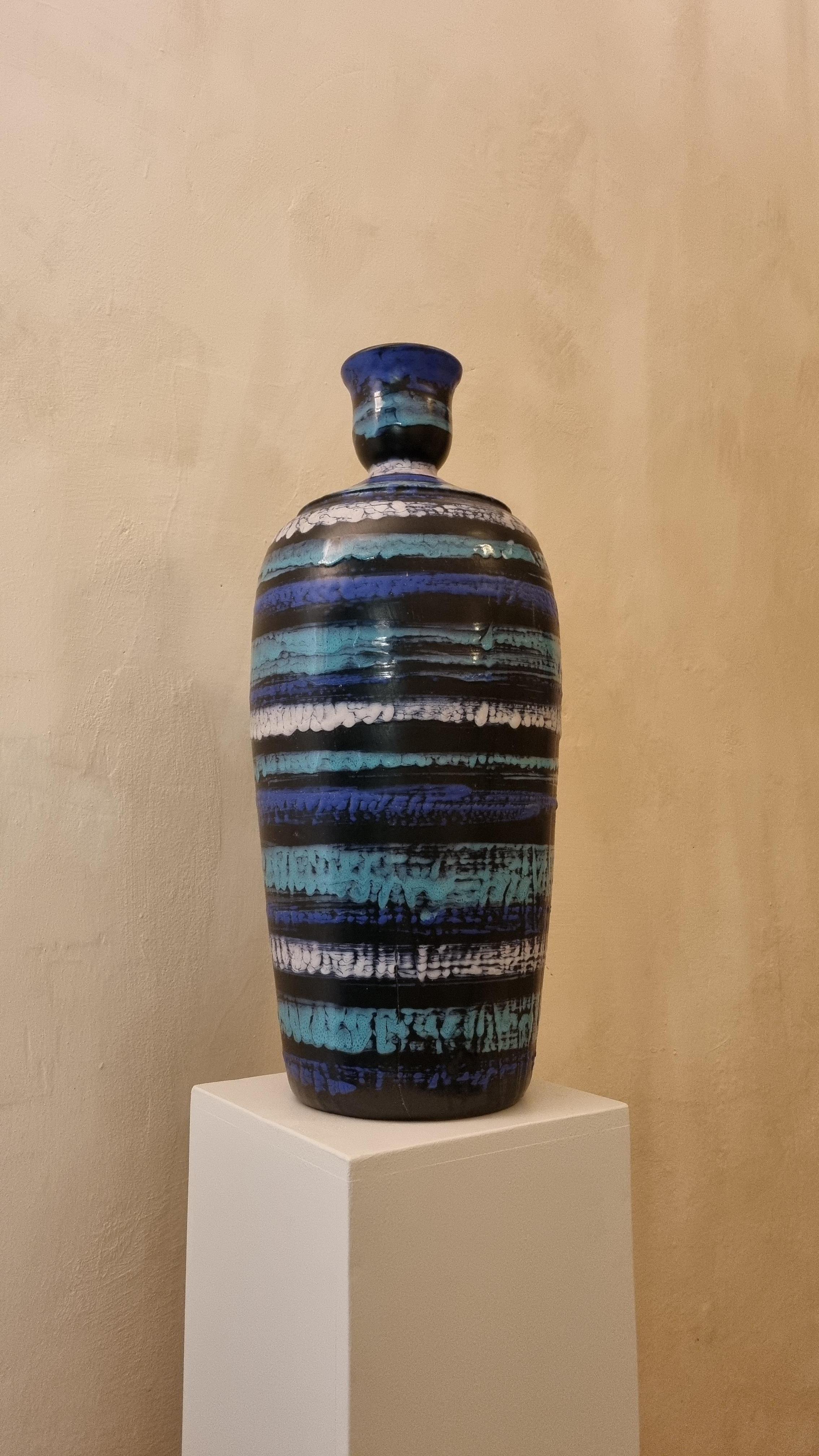 Großer Lampenhalter aus Keramik von Aldo Londi für Ceramiche Bitossi Montelupo, 1970 .
Keramik glasiert, handbemalt, signiert.
Dieses seltene Modell  wurde in einer limitierten Serie von  stücke,
Jedes von Bitossi geschaffene Werk folgt einem sehr