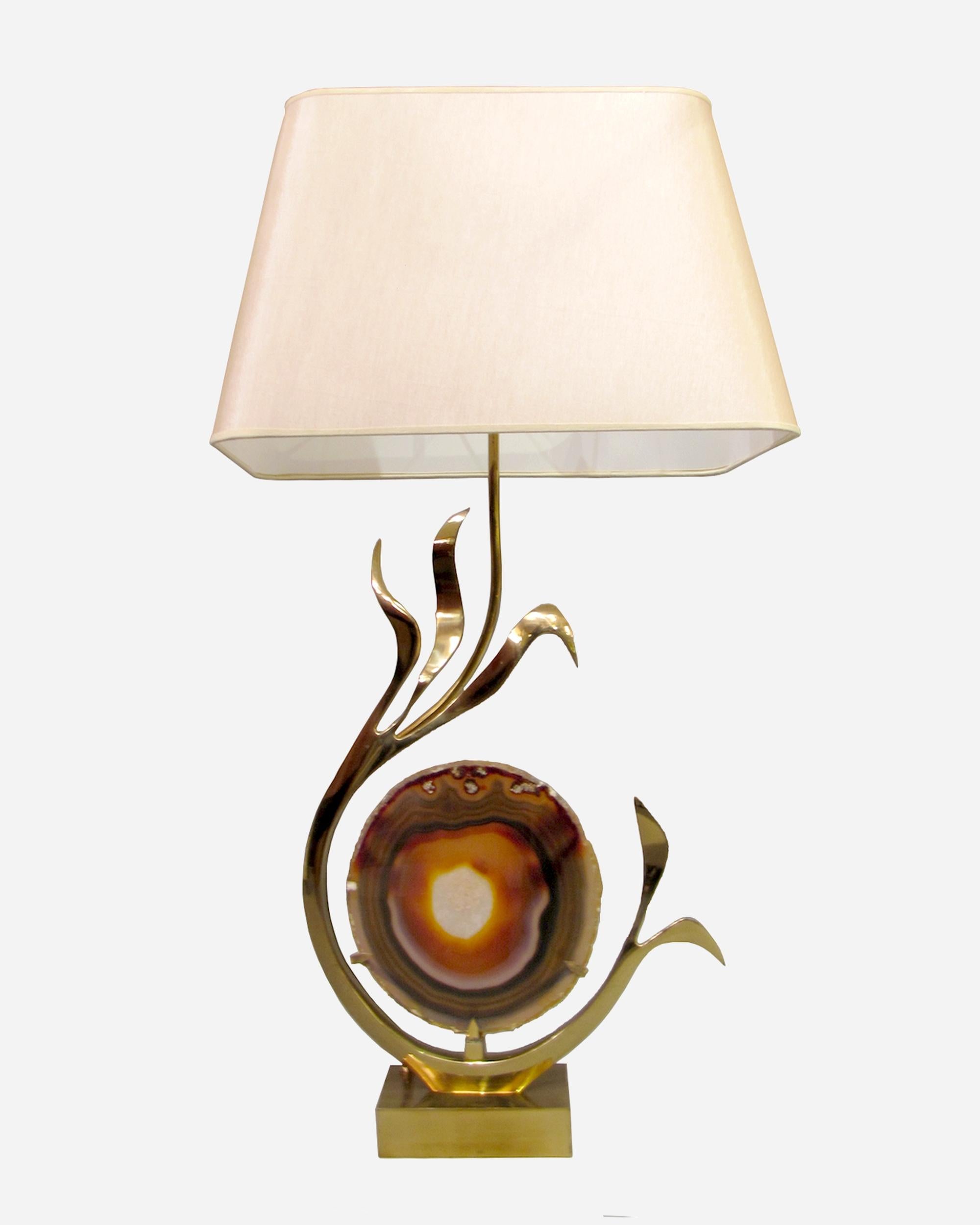 Una grande lampada da tavolo la cui struttura in ottone lucido sostiene una fetta di agata rotonda che nasconde una lampadina.
Larghezza paralume: 45 cm (17,7 pollici)
Profondità paralume: 30 cm (11,8 pollici)
Altezza totale: 85,5 cm (33,5