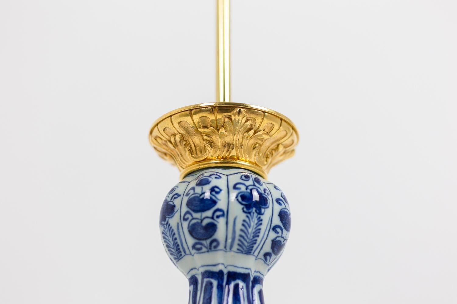 Lamp in Delft Earthenware and Gilt Bronze, 19th Century In Good Condition For Sale In Saint-Ouen, FR