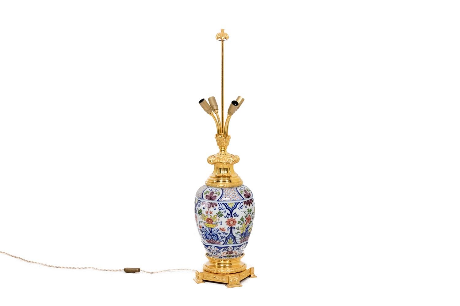 Delft earthenware lamp, polychrome. Gilt bronze mount, the top of the frame adorned with gadroons.

Quadripod base.

French work realized in the 19th century.

New and functional electrical system.

!The price doesn’t include the lampshade price.