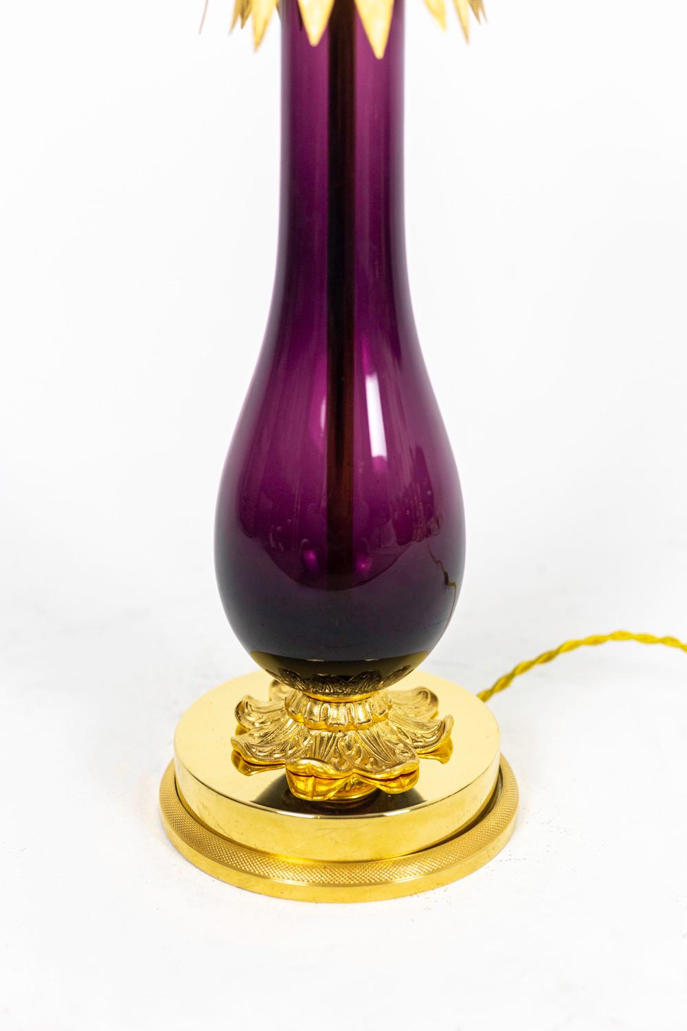 Lampe aus Auberginenglas und vergoldetem Messing:: 1970er Jahre (Vergoldet) im Angebot
