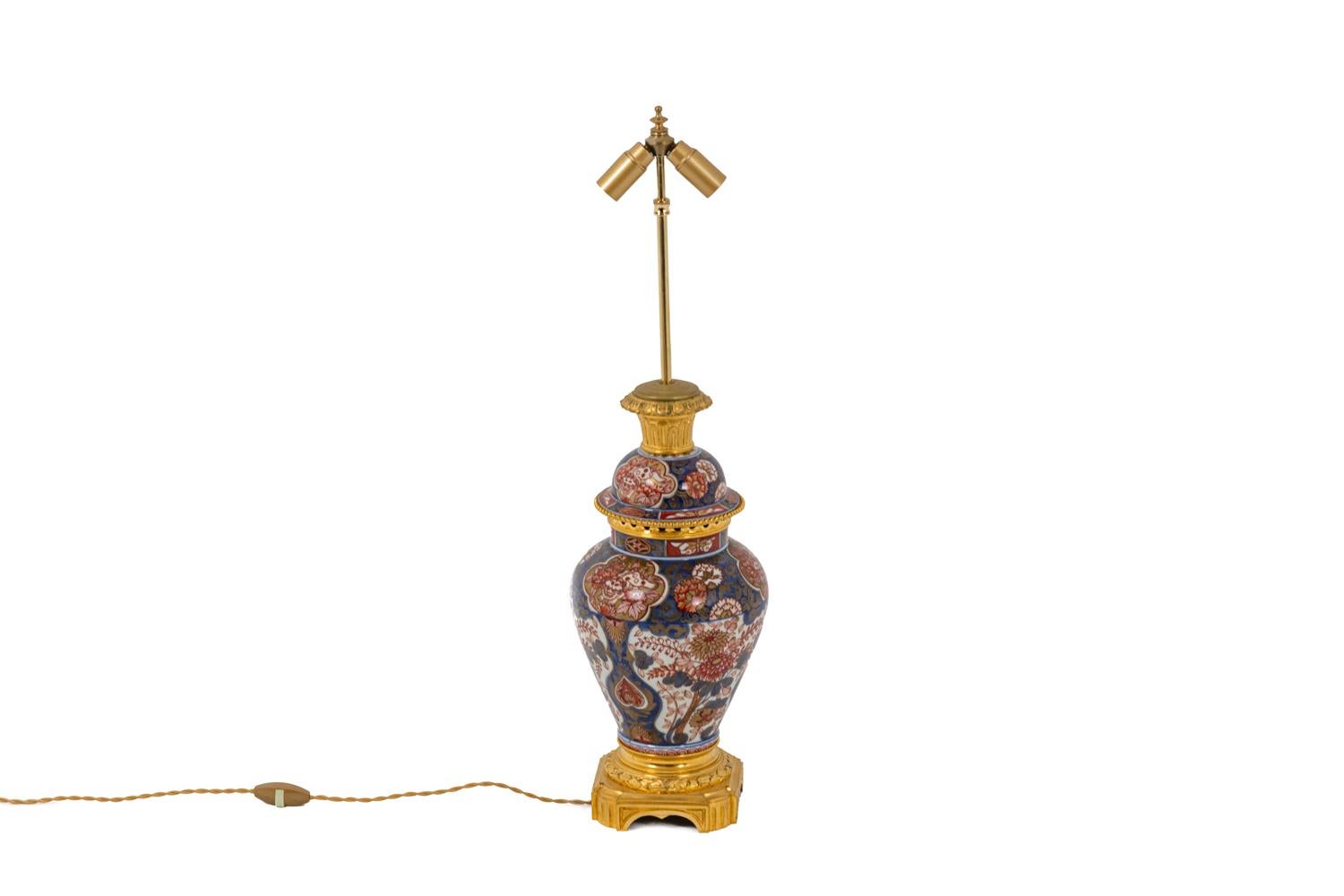 Lampe aus Imari-Porzellan und vergoldeter Bronze, um 1880 (Japonismus) im Angebot