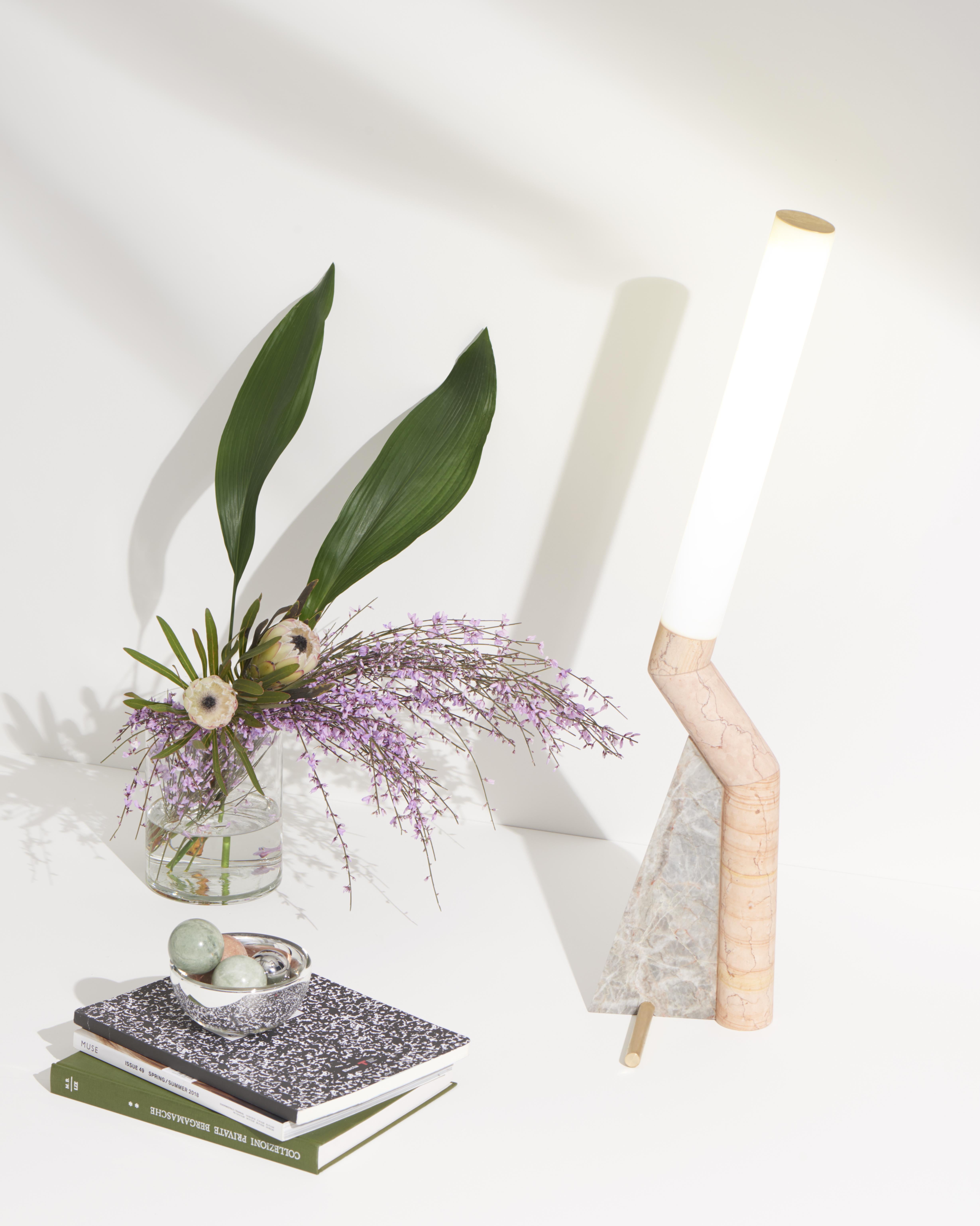 Neue Moderne  Lampe aus Marmor, Schöpfer Bec Brittain (21. Jahrhundert und zeitgenössisch) im Angebot