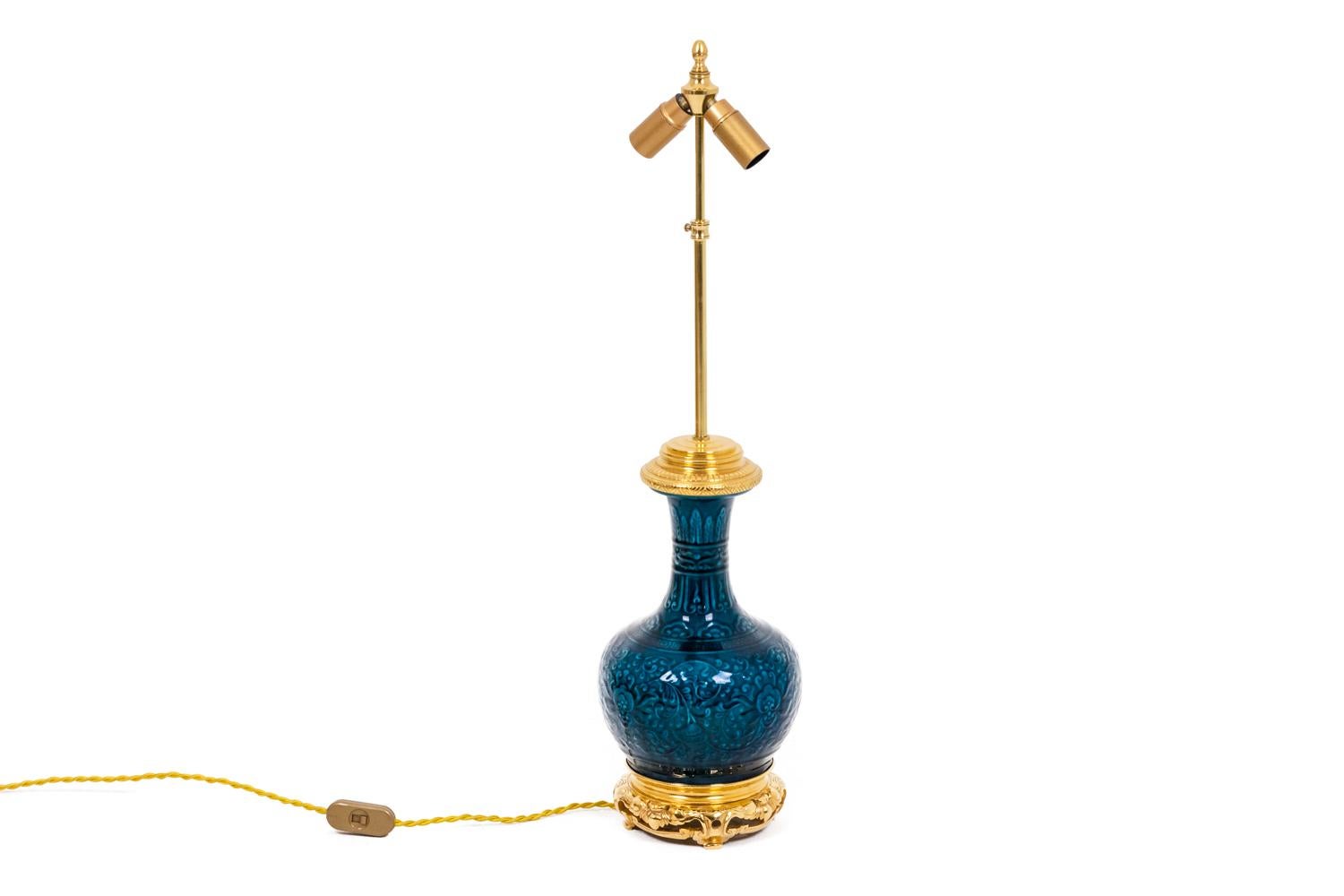 Théodore Deck, dans le style de. 

Lampe en porcelaine de Sèvres, couleur bleue. Signé creux à l'intérieur.

Travail français réalisé vers 1880.

Dimensions : H 65 x P 16

Référence : LS4637371

!Le prix ne comprend pas le prix de l'abat-jour.