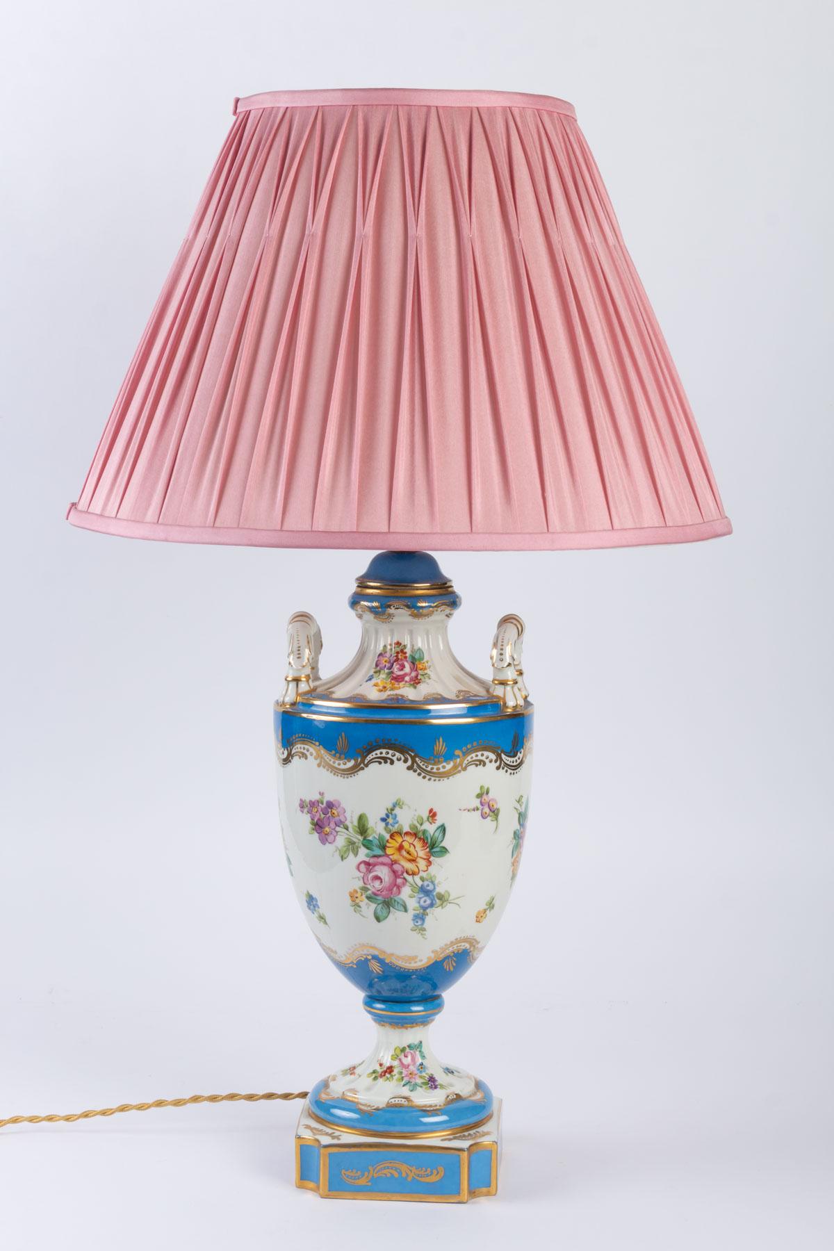 Lamp in Sèvres Porcelain, 19th century Louis XV style.
Measures: H 67 cm, D 41 cm.