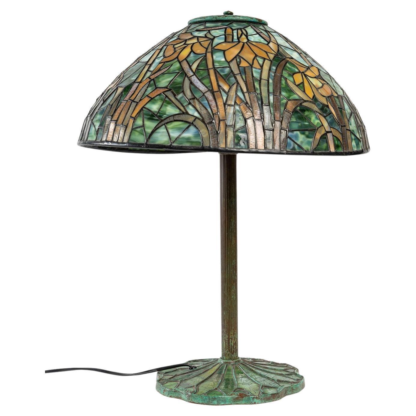 Lamp in the Tiffany taste, 20th century
A Tiffany style lamp in bronze and glass, 20th century.
H: 55 cm, d: 42 cm