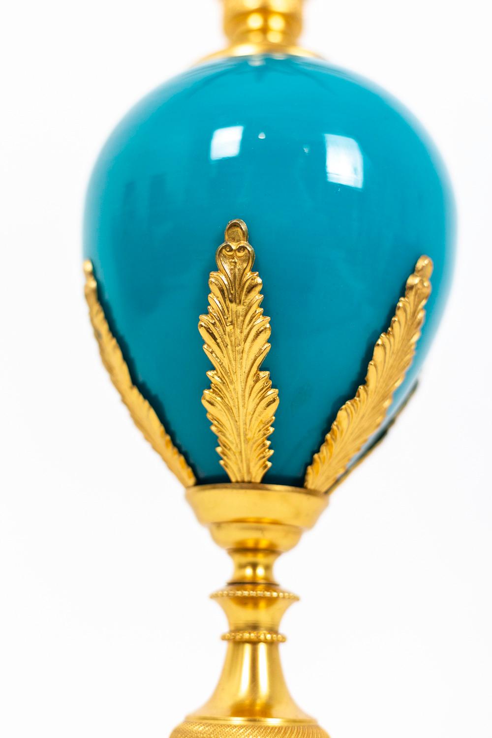 Bronze Lampe en opalin turquoise et bronze doré, 1970 en vente