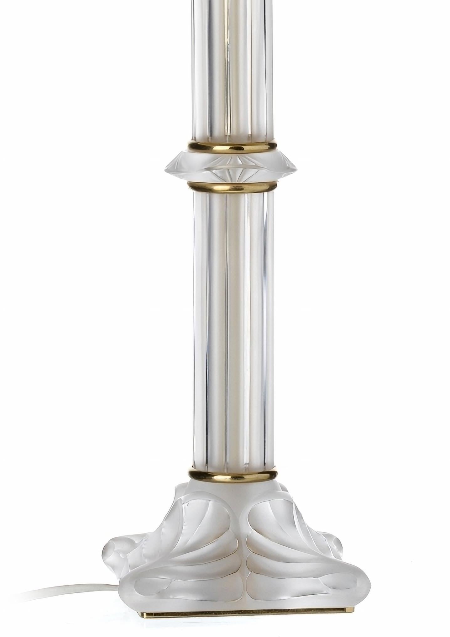 Lampe, Lalique

En cristal moulé et en relief avec incrustations de métal doré, avec abat-jour, signé Lalique, France'. 
Taille : (hauteur) 73,5 cm.
En parfait état.