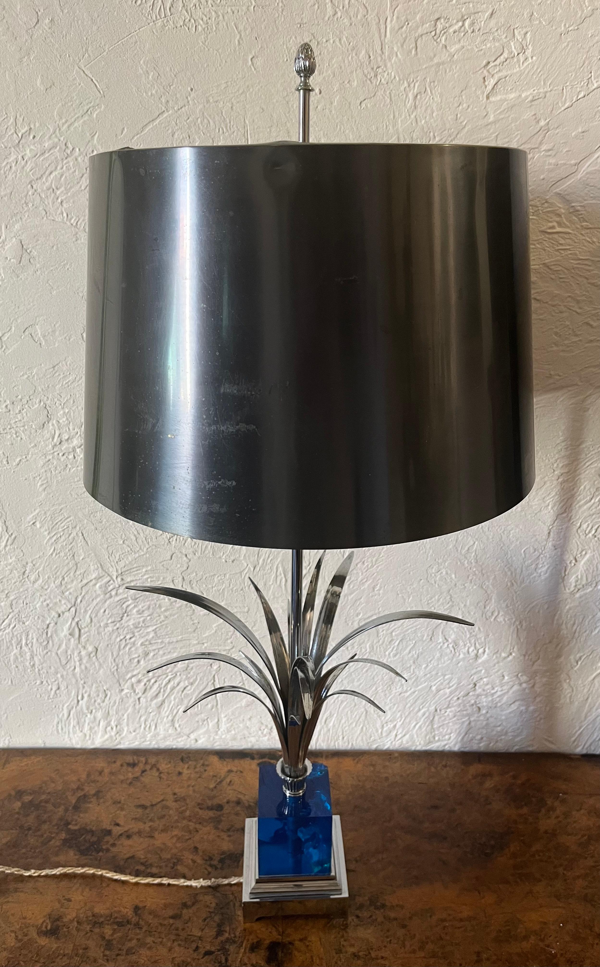 Palm tree lamp in chrome metal, the base with a square section in blue resin, the metal lampshade resting on a square base. Signed under the base. Note: some signs of wear on the lampshade, shock on the resin cube (see photos) France Circa 1950