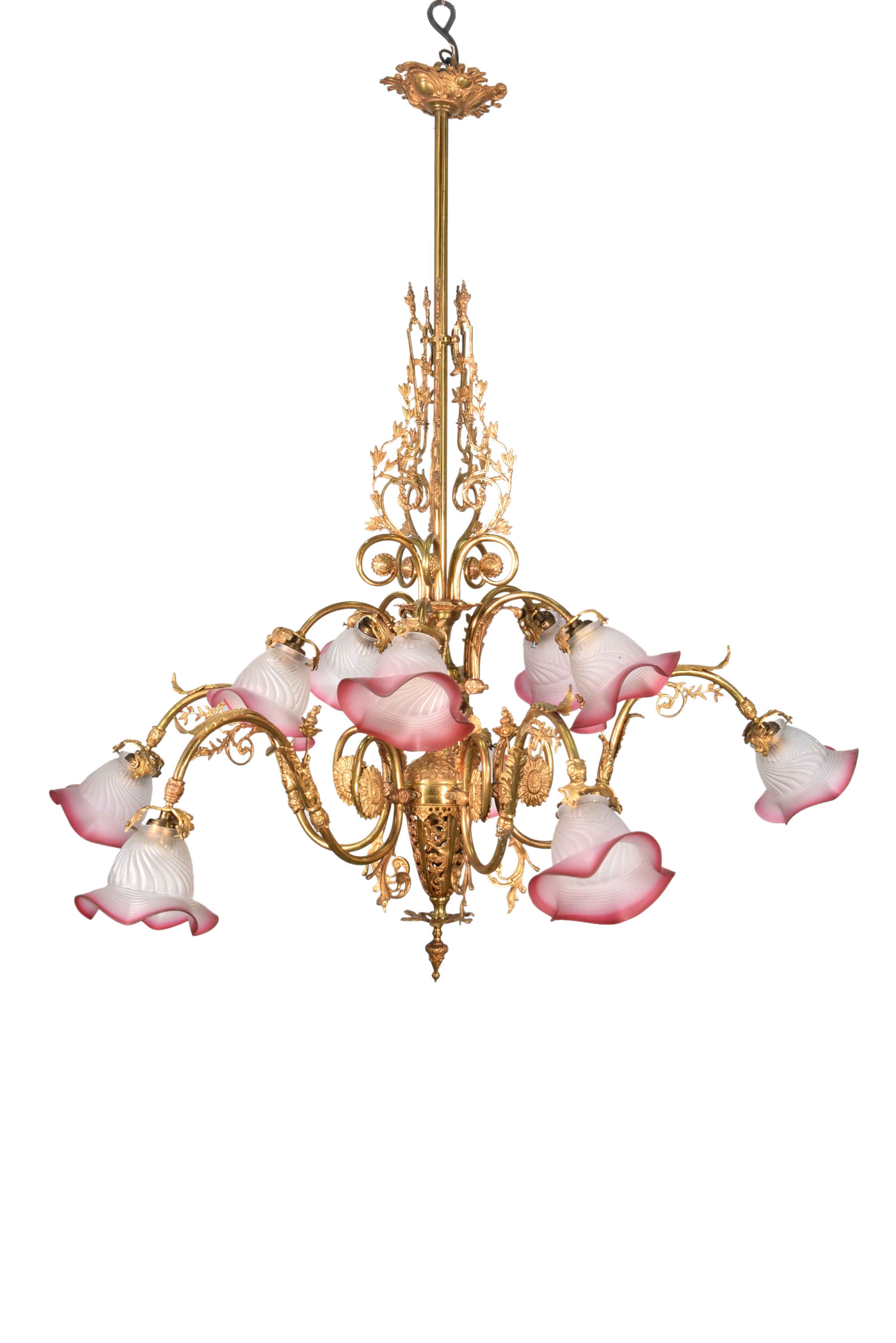 Lamp. Bronze, glass, early 20th century.
Requires cleaning and restoration.
Ceiling lamp consisting of an axis from which emerge arms finished in coloured glass tulips resembling flowers and other decorative elements with clear neoclassical