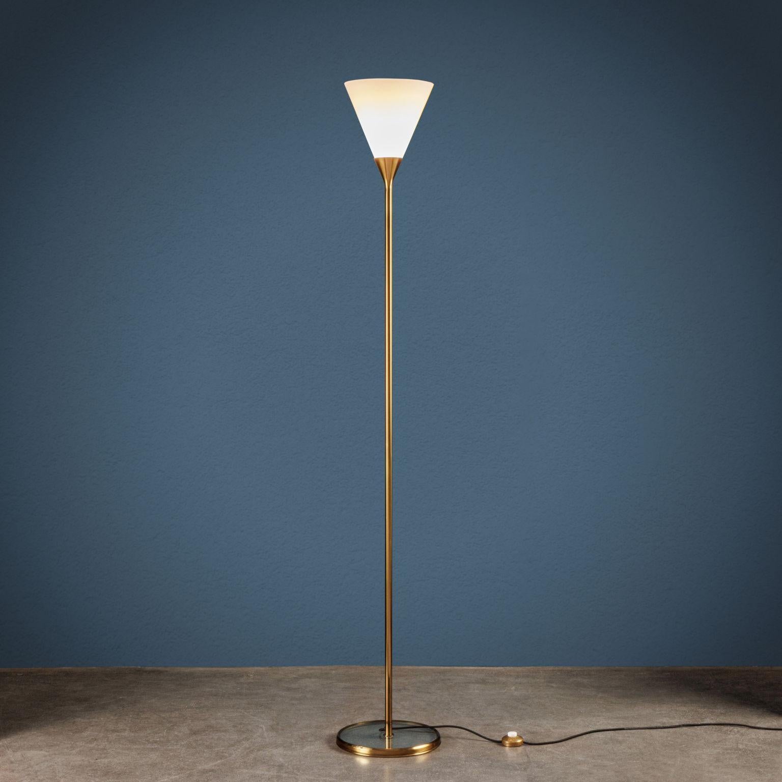 Model ‘2003’ floor lamp designed by Max Ingrand and produced by Fontana Arte in 1962. It has a brass profiled crystal base, a brass stem and a conical glass diffuser.