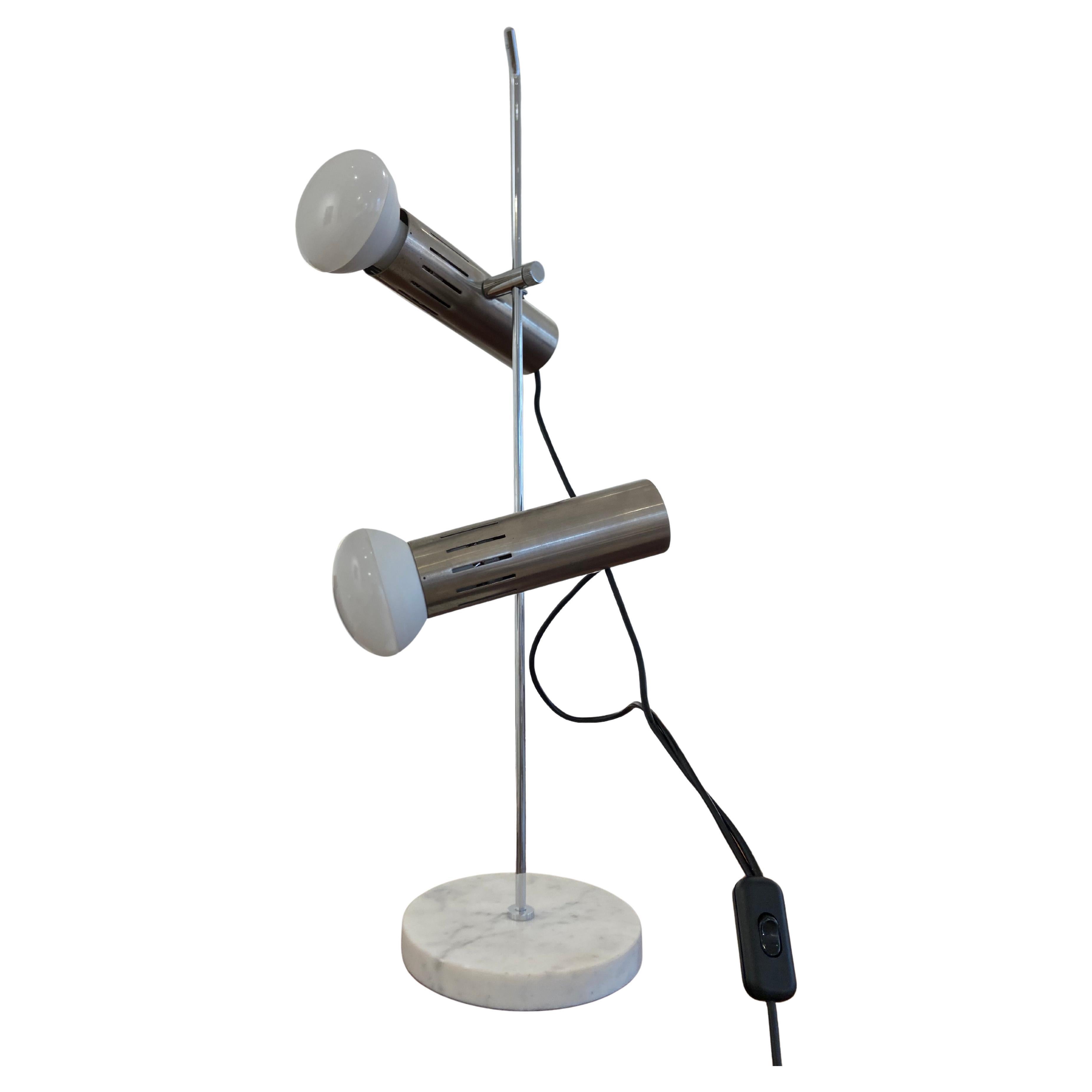 Lampe modèle A4 par Alain Richard pour Disderot, années 1960. Cette lampe de table ou de bureau aux armatures réglables peut être positionnée à n'importe quelle hauteur et à n'importe quel angle, offrant ainsi un éclairage fonctionnel de