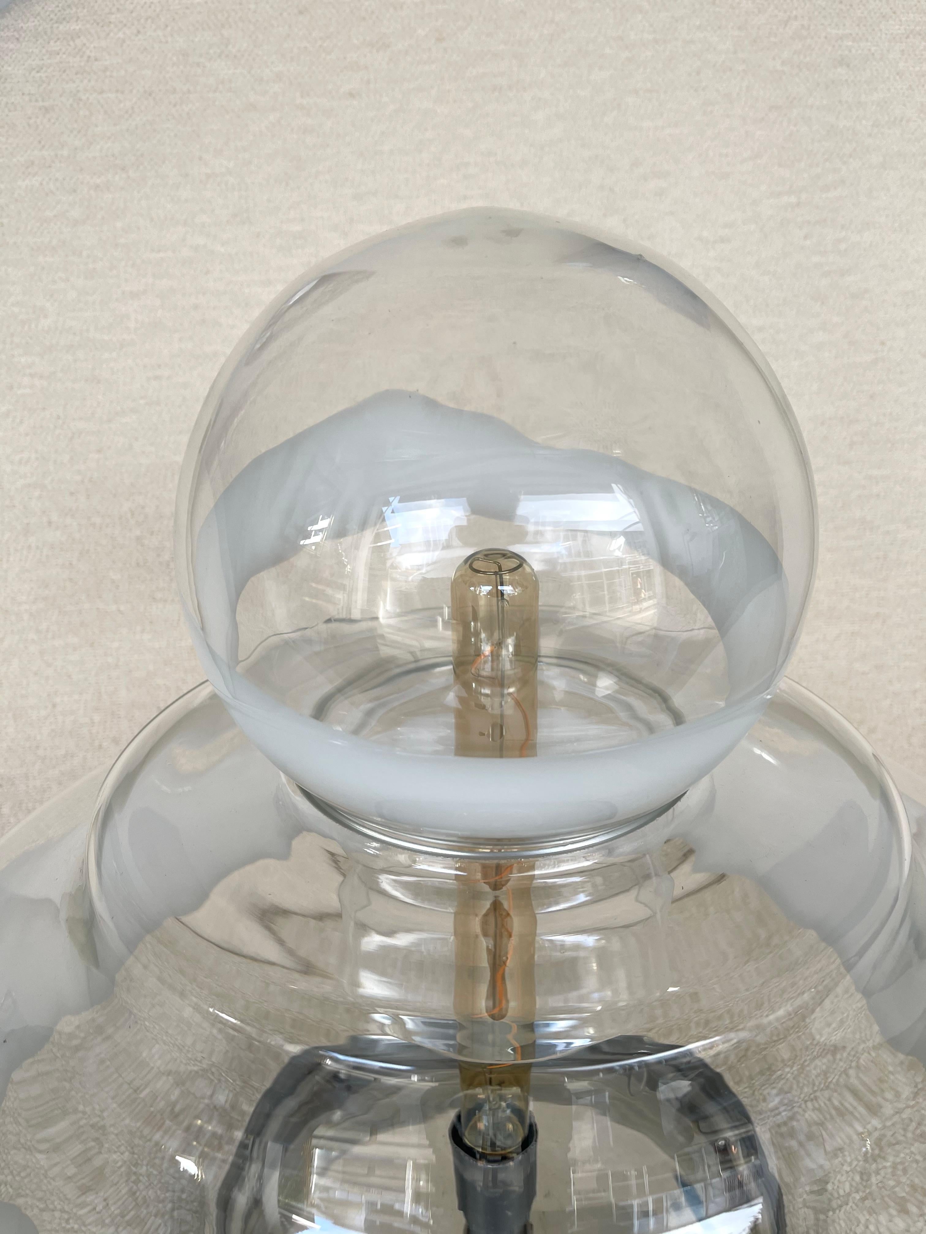 Lampe de table en verre de Murano et métal chromé de la manufacture Mazzega. Designs célèbres comme Venini, Vistosi, La Murrina, Aldo Carlo Nason, Toni Zuccheri pour VeArt, Leucos.