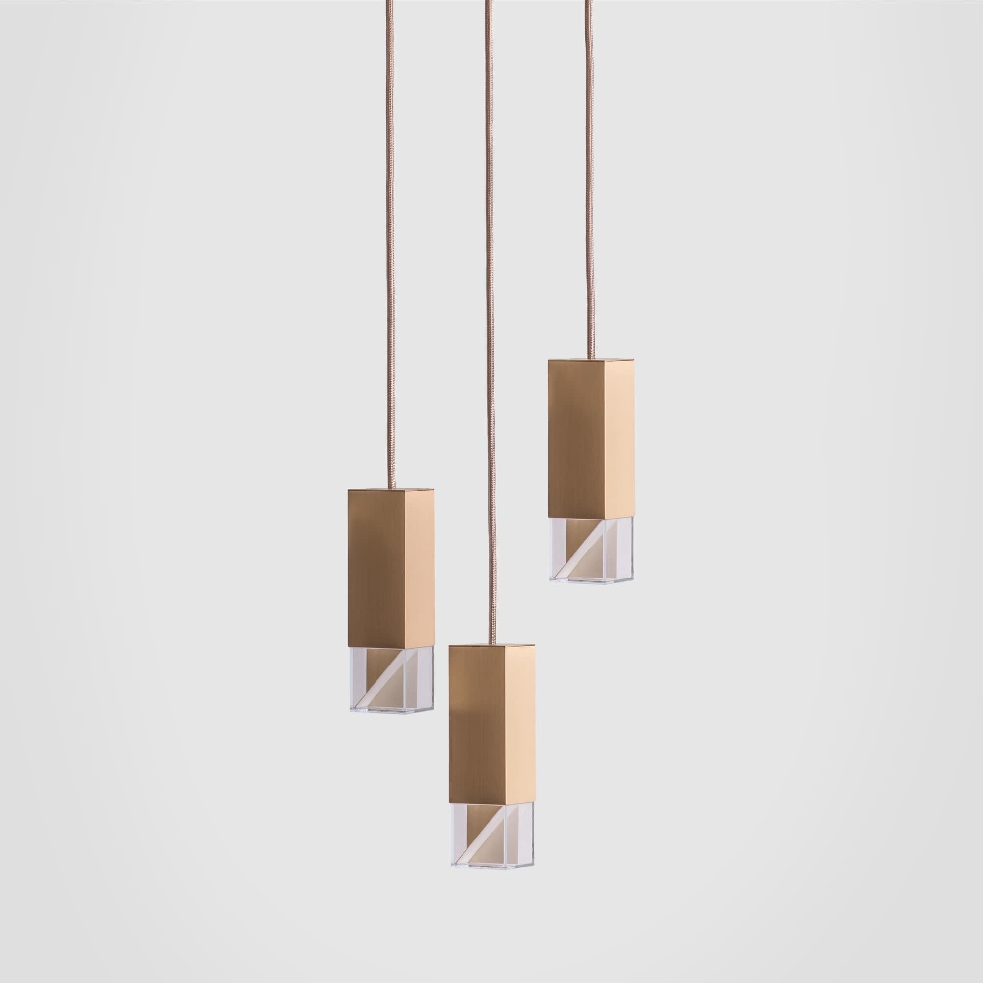 Lampadario a trio in marmo di Formaminima
Dimensioni: 30 x 30 x H. 68 cm
Materiali: Corpo della lampada in marmo

Diffusore in cristallo antiriflesso ultra sottile
Diffusore interno Lastre di porcellana Limoges con finitura biscotto
Rosa da
