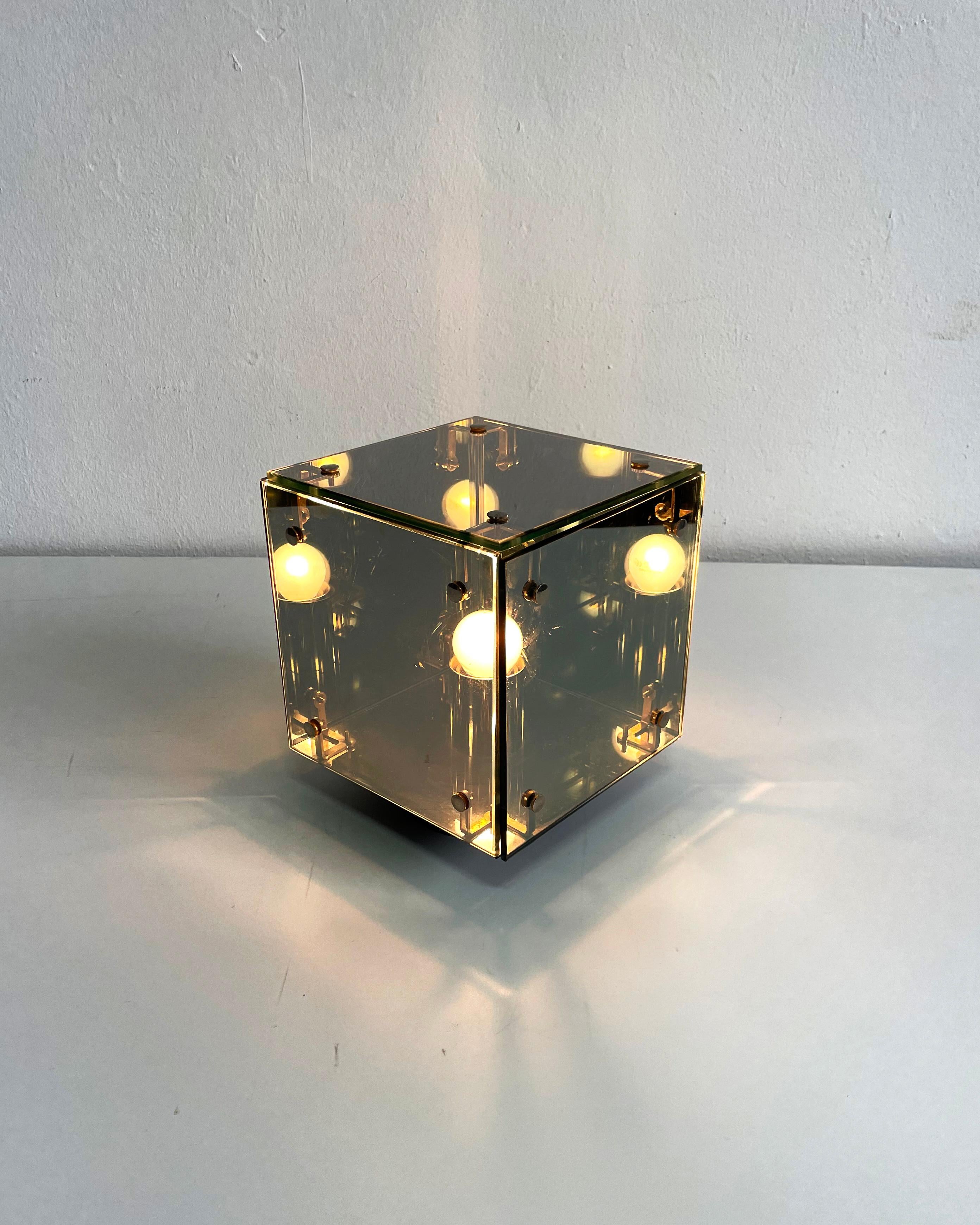 Lampe de table Prismar par le groupe de design italien Studio A.R.D.I.T.I. pour Nucleo Sormani, 1970
La version Piccola, 24,7 x 21,5 x 21,5 cm, avec une marque de détérioration sur l'un des panneaux de verre.

Tampon du fabricant sur la face
