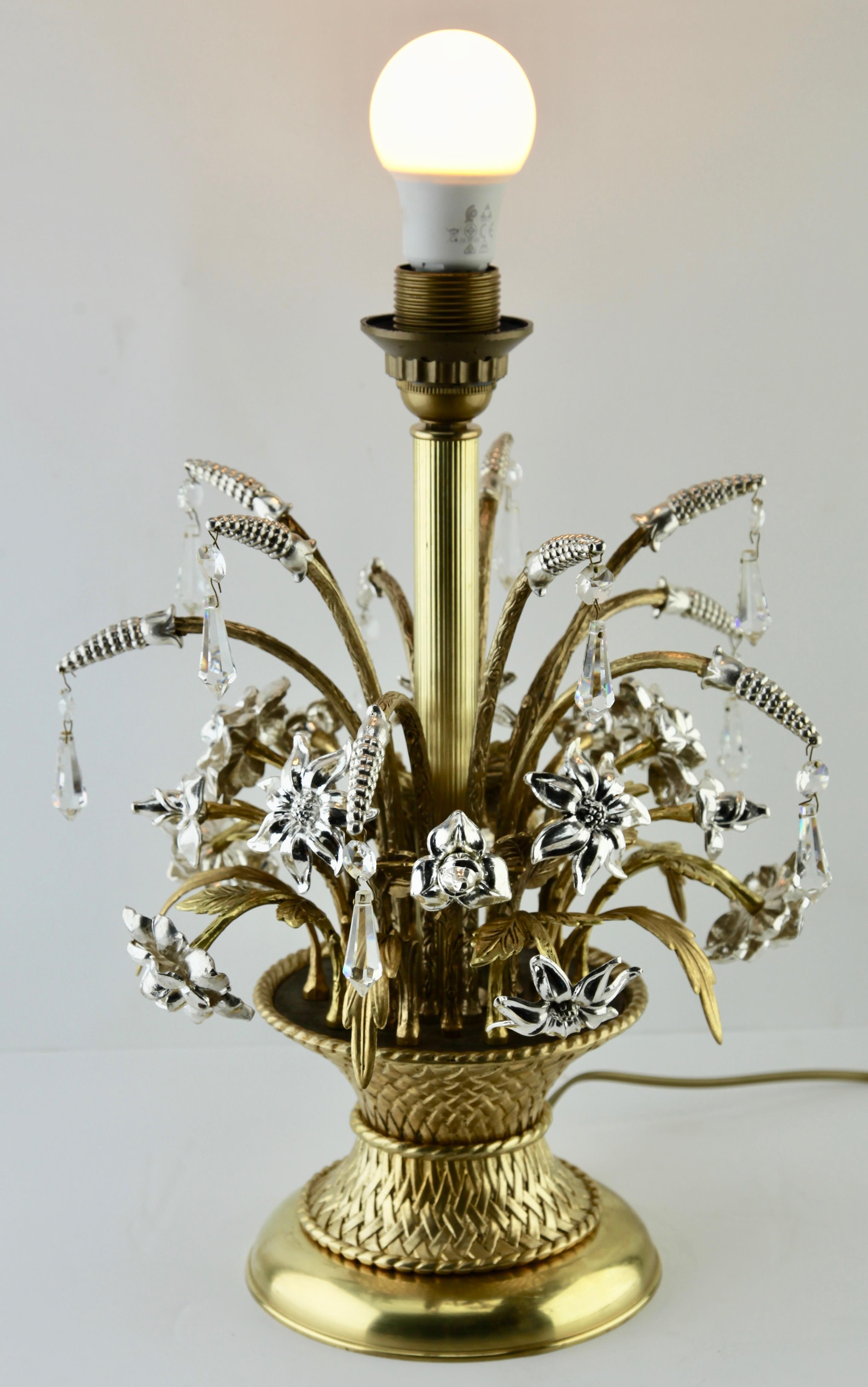 Lampe représentant un bouquet de fleurs en laiton et métal argenté dans un panier, années 1960 en vente 3