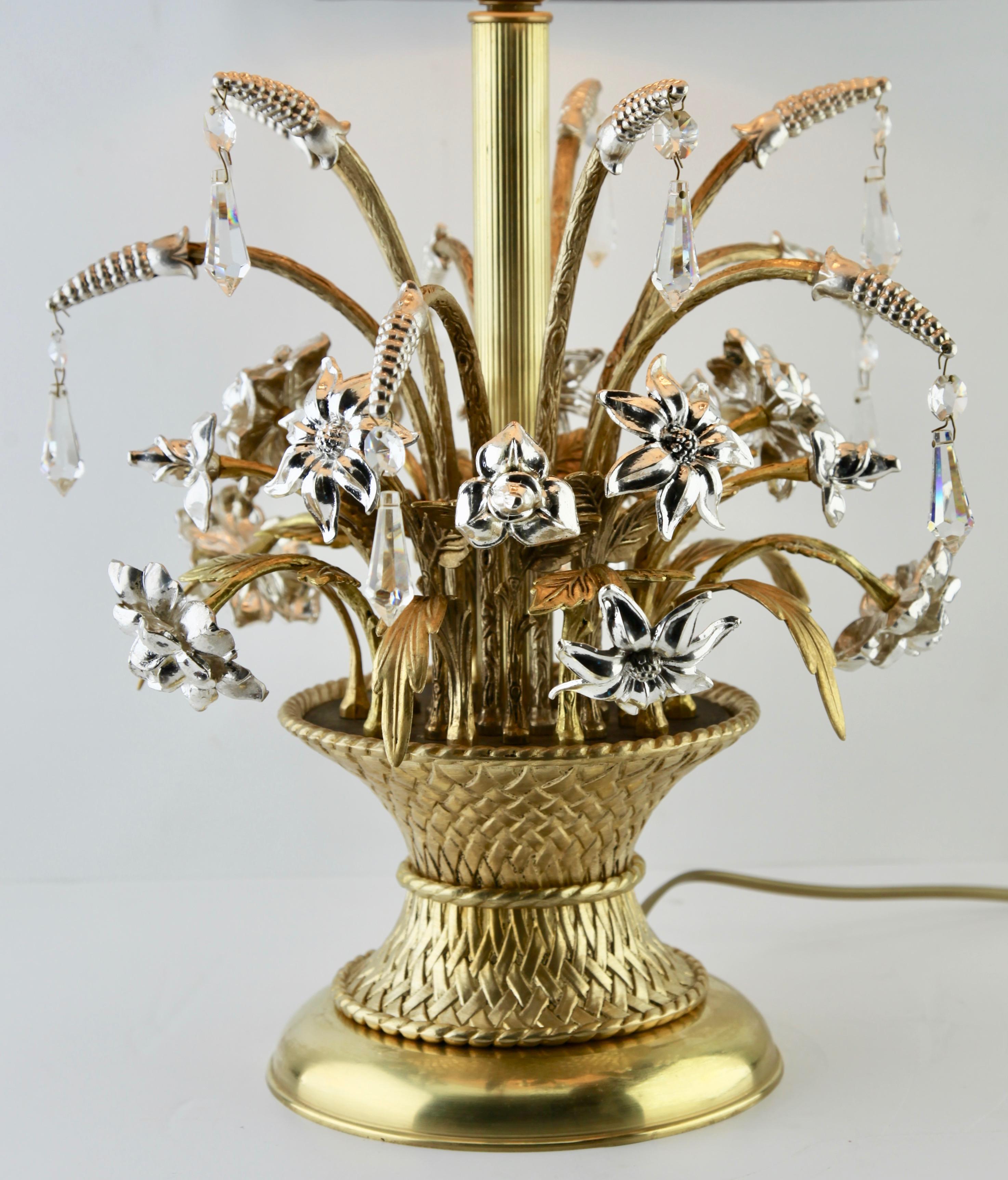 Français Lampe représentant un bouquet de fleurs en laiton et métal argenté dans un panier, années 1960 en vente