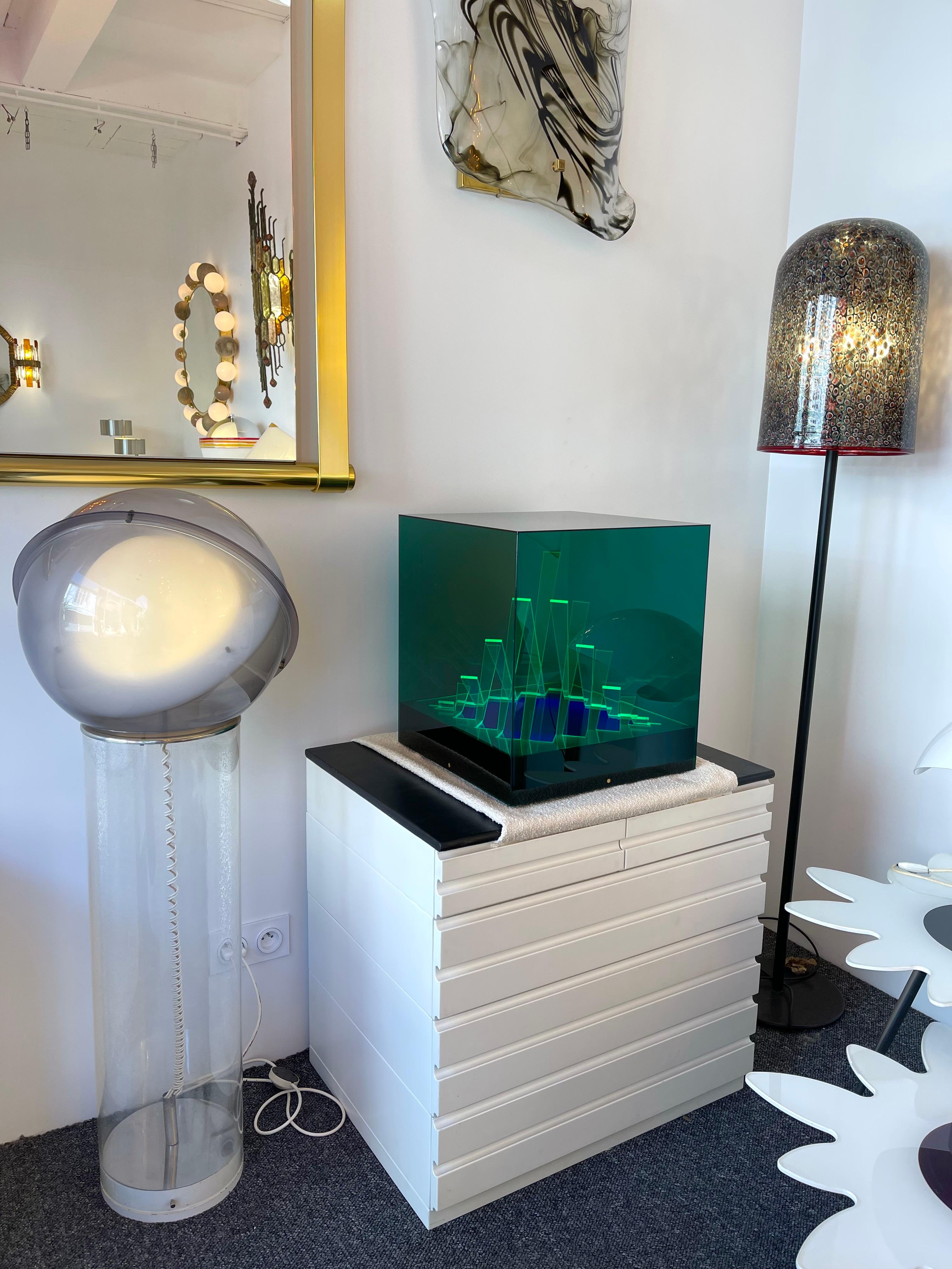 Mid-Century Modern Space Age Iluminated cube sculpture table bedside or floor lamp light cinetic work Cubo di Teo designed by James Riviere during the 1970's and edited by Centro Ricerche di Arte Industria Lissone, Italy. Colored acrylic plexiglass