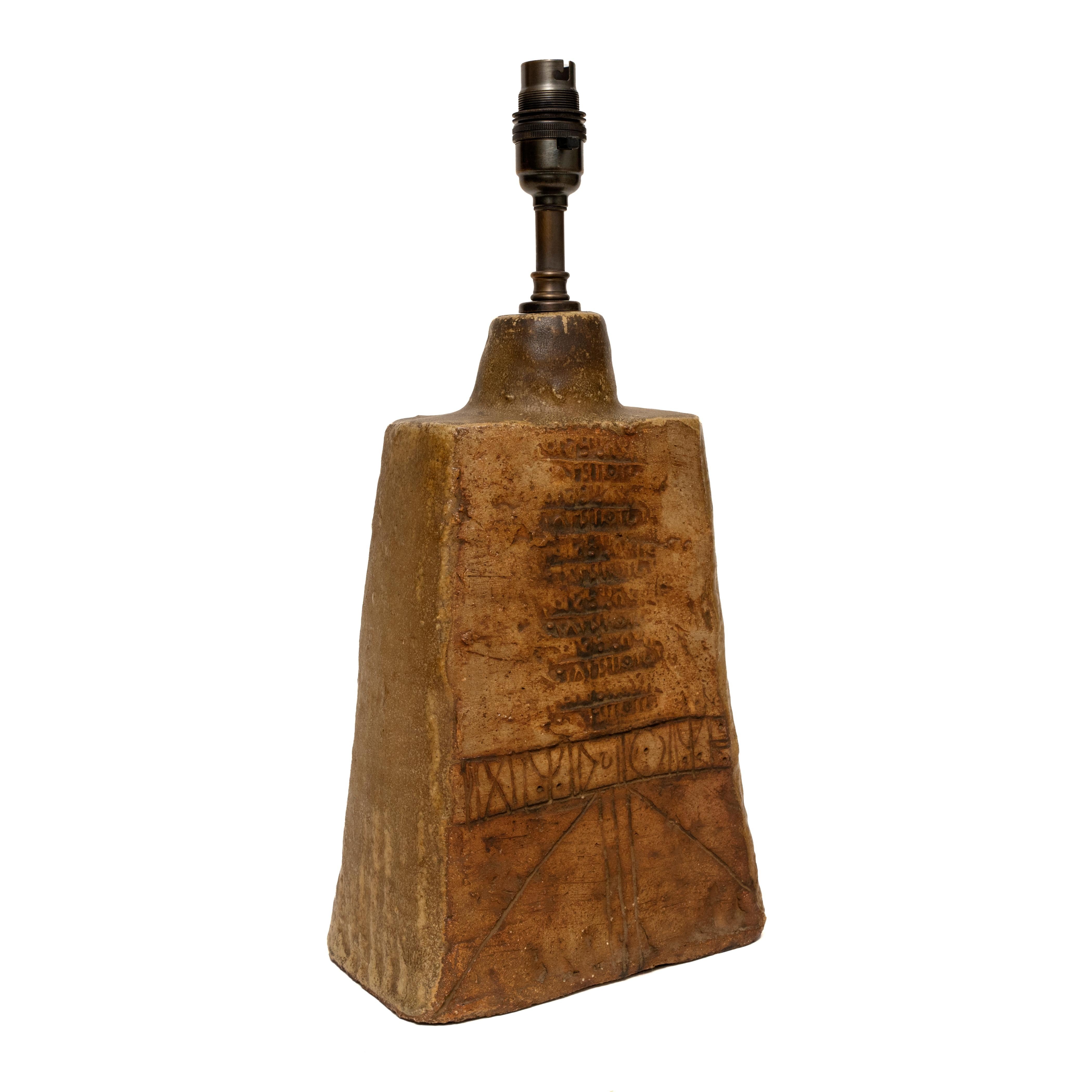 Mid-Century moderno Lampada da tavolo Alan Wallwork Tavoletta in gres Impresso Inciso Paletta di terra in vendita