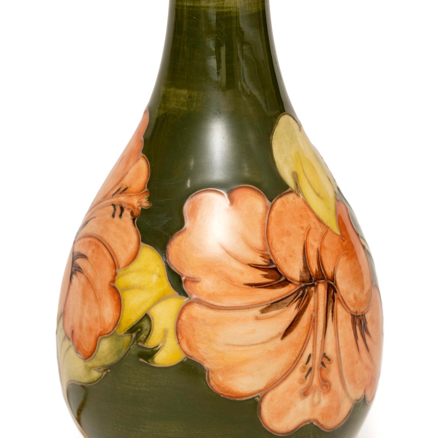 Anglais Lampe de table Bottle Moorcroft Hibiscus Fleur Vert Corail Crème en vente