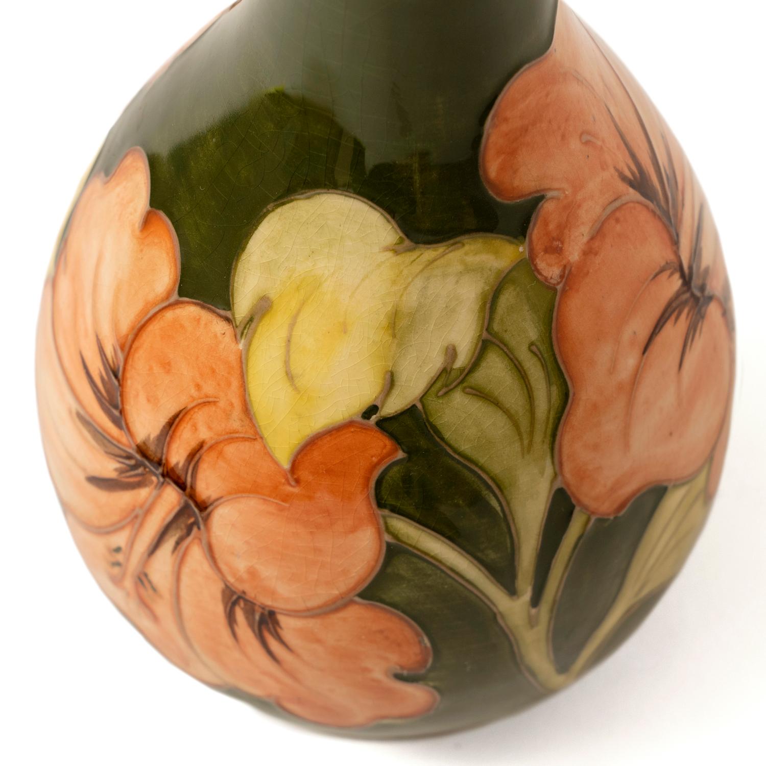 Peint à la main Lampe de table Bottle Moorcroft Hibiscus Fleur Vert Corail Crème en vente