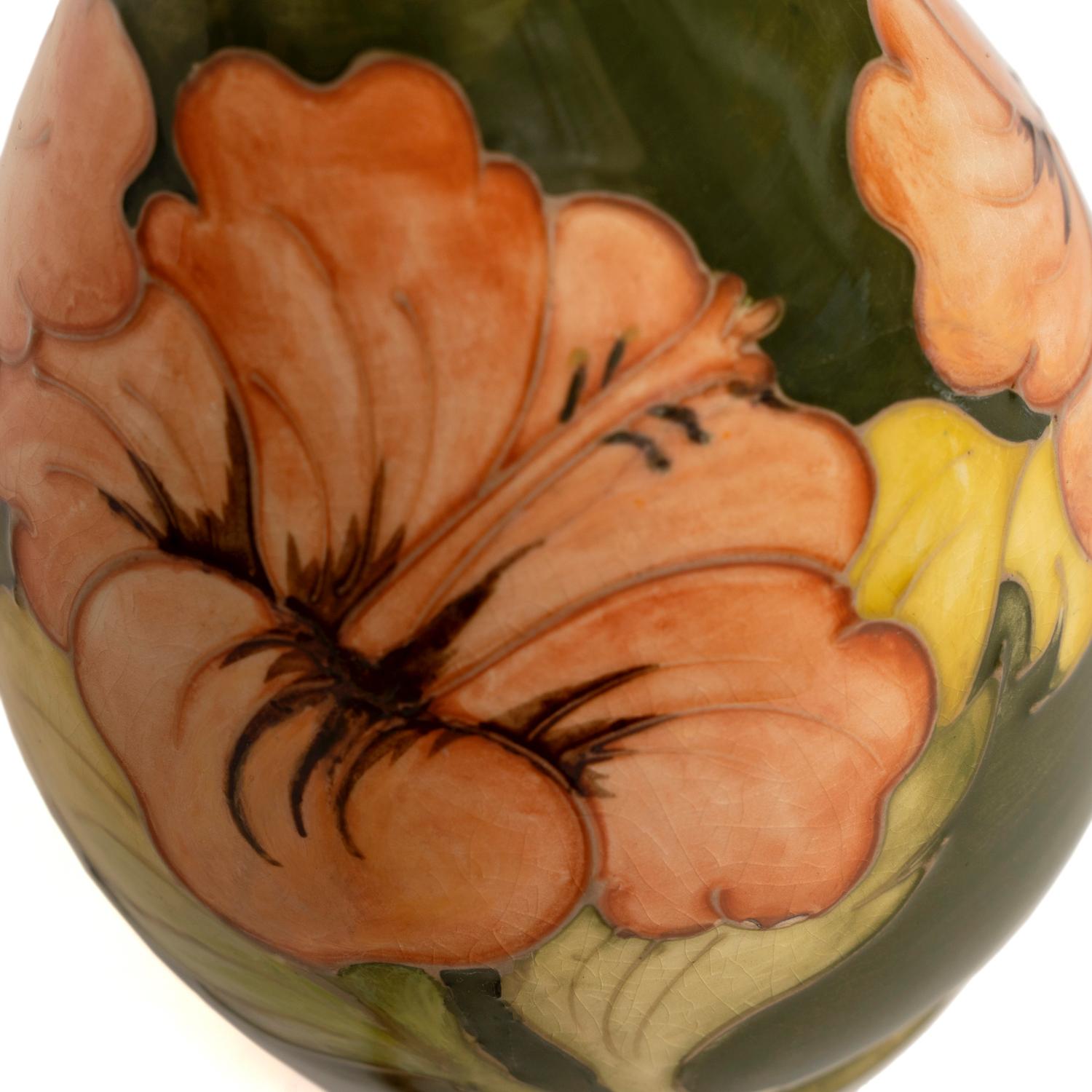 Lampe de table Bottle Moorcroft Hibiscus Fleur Vert Corail Crème Excellent état - En vente à BUNGAY, SUFFOLK