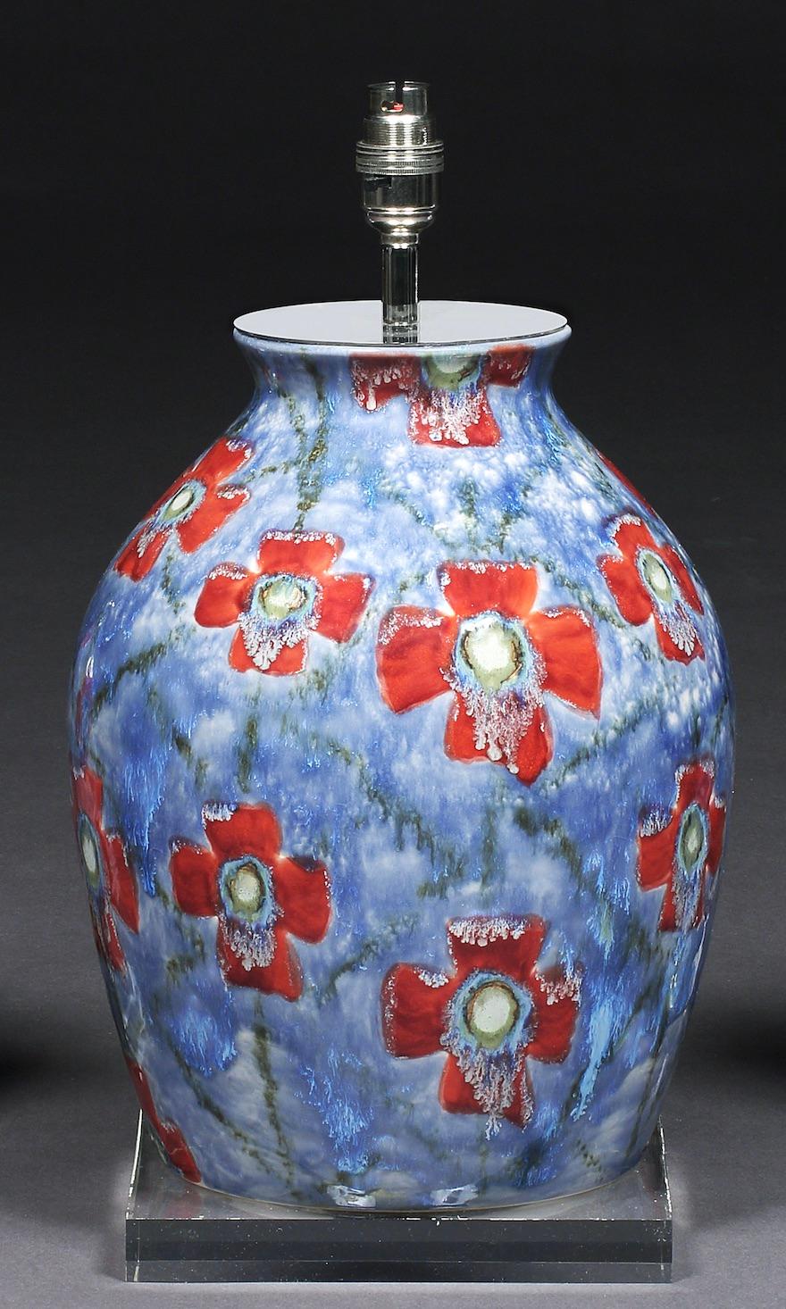 Un grand vase Cobridge, motif coquelicot et glace, peint à la main, converti en lampe de table sur une base en plexiglas, 30 cm de haut
L'un des motifs les plus populaires de Cobridge Pottery, conçu par l'artiste Anita Harris, designer de premier
