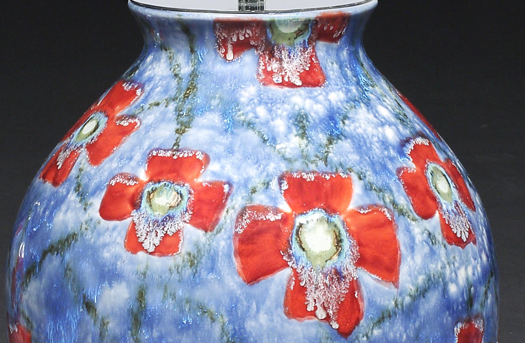 English Lamp Table Cobridge Poppy and Ice Wildflower Vase Blue Red Green White For Sale