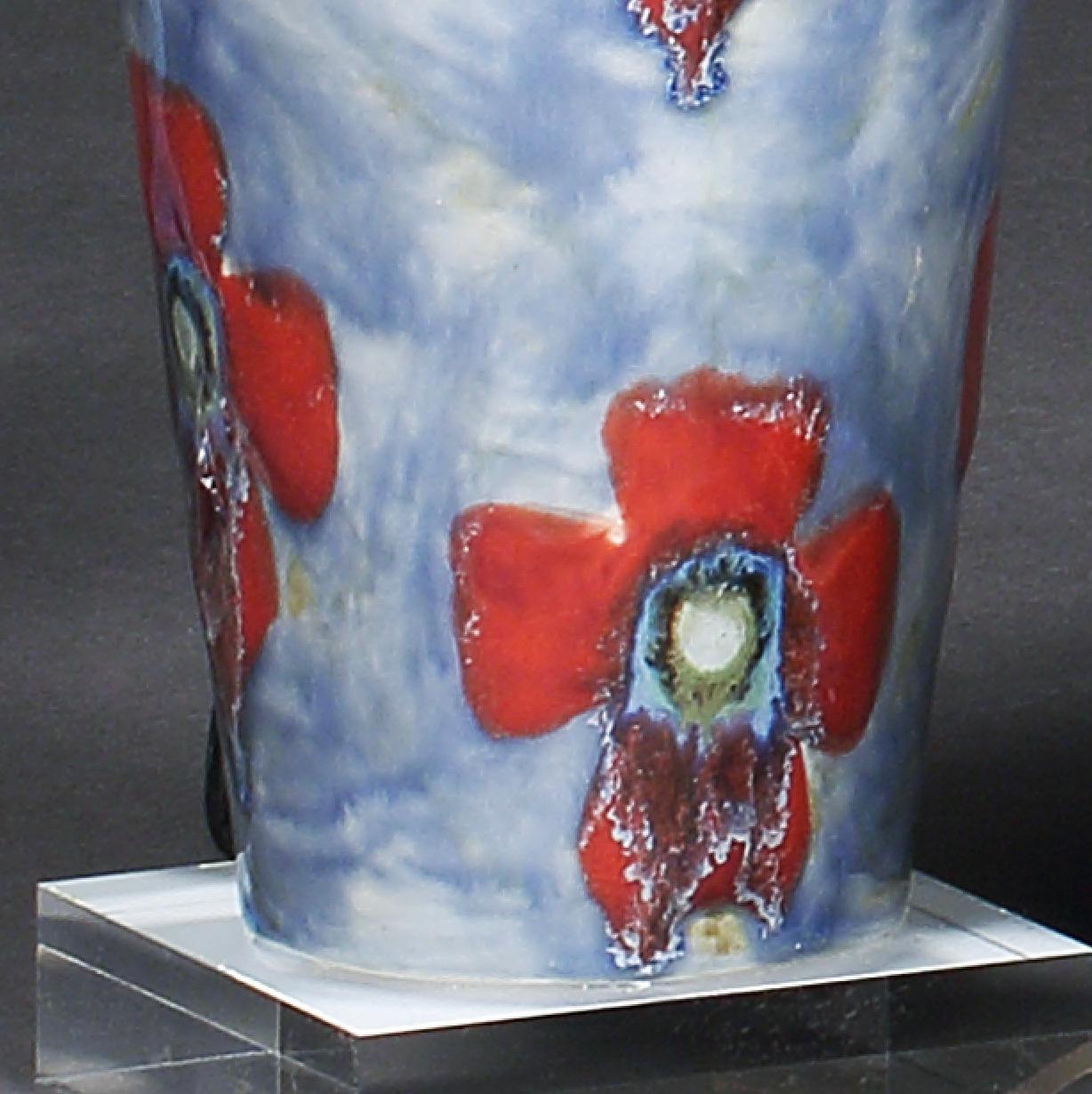 English Lamp Table Cobridge Poppy and Ice Wildflower Vase Blue Green Red White For Sale