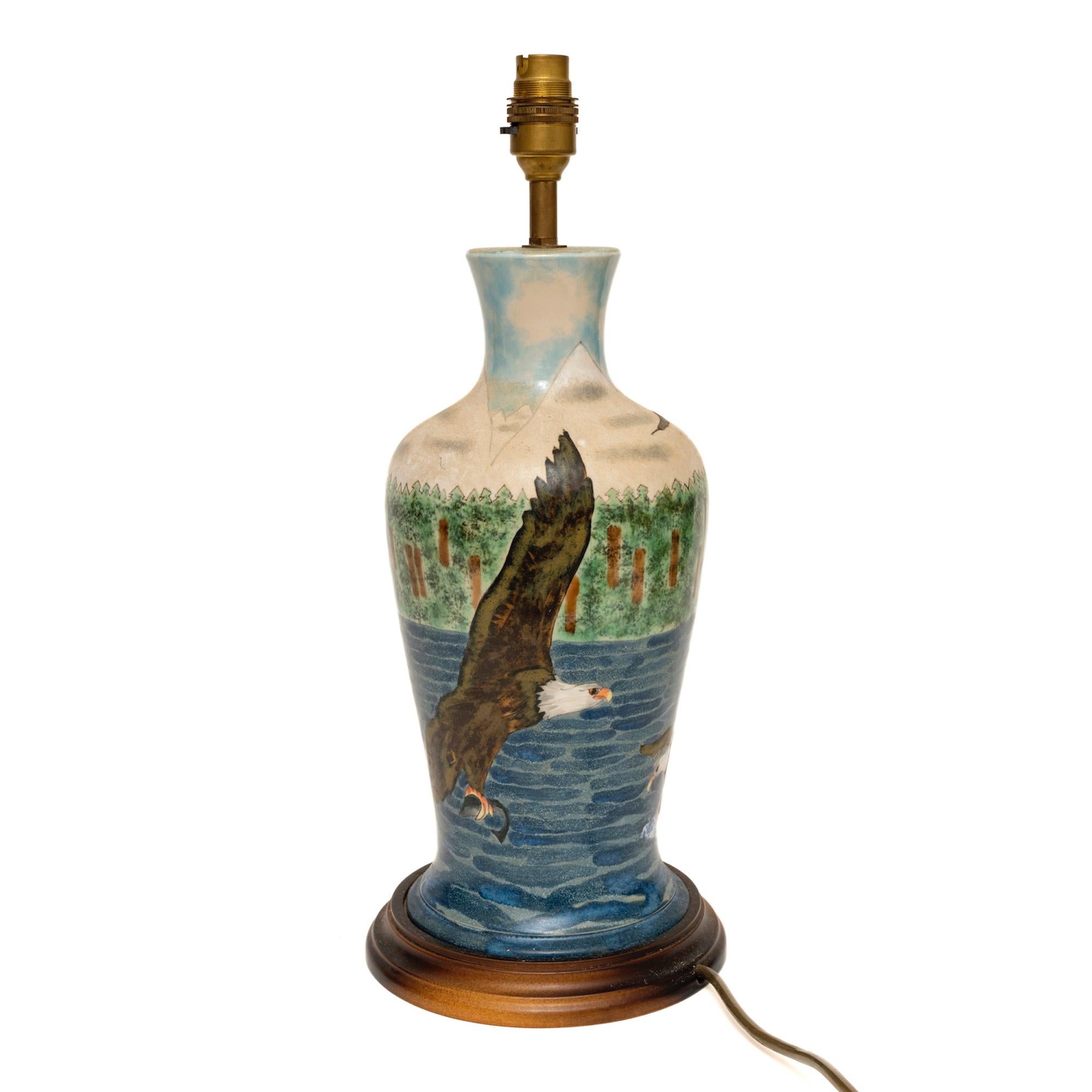 Anglais Lampe de table en grès Cobridge représentant des aigles attrachant des poissons et un hibou en vente