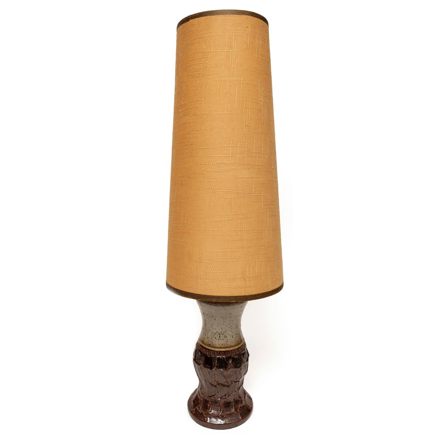 WEST GERMAN, MID-CENTURY MODERN, BROWN & STONE, CERAMIC VASE LAVA TABLE LAMP WITH ORIGINAL GOLD LINEN SHADE 62cm, 24 ½ inches high
Striking statement piece with the large shade and the contrasting textures and patterning
Vase shaped, ceramic base