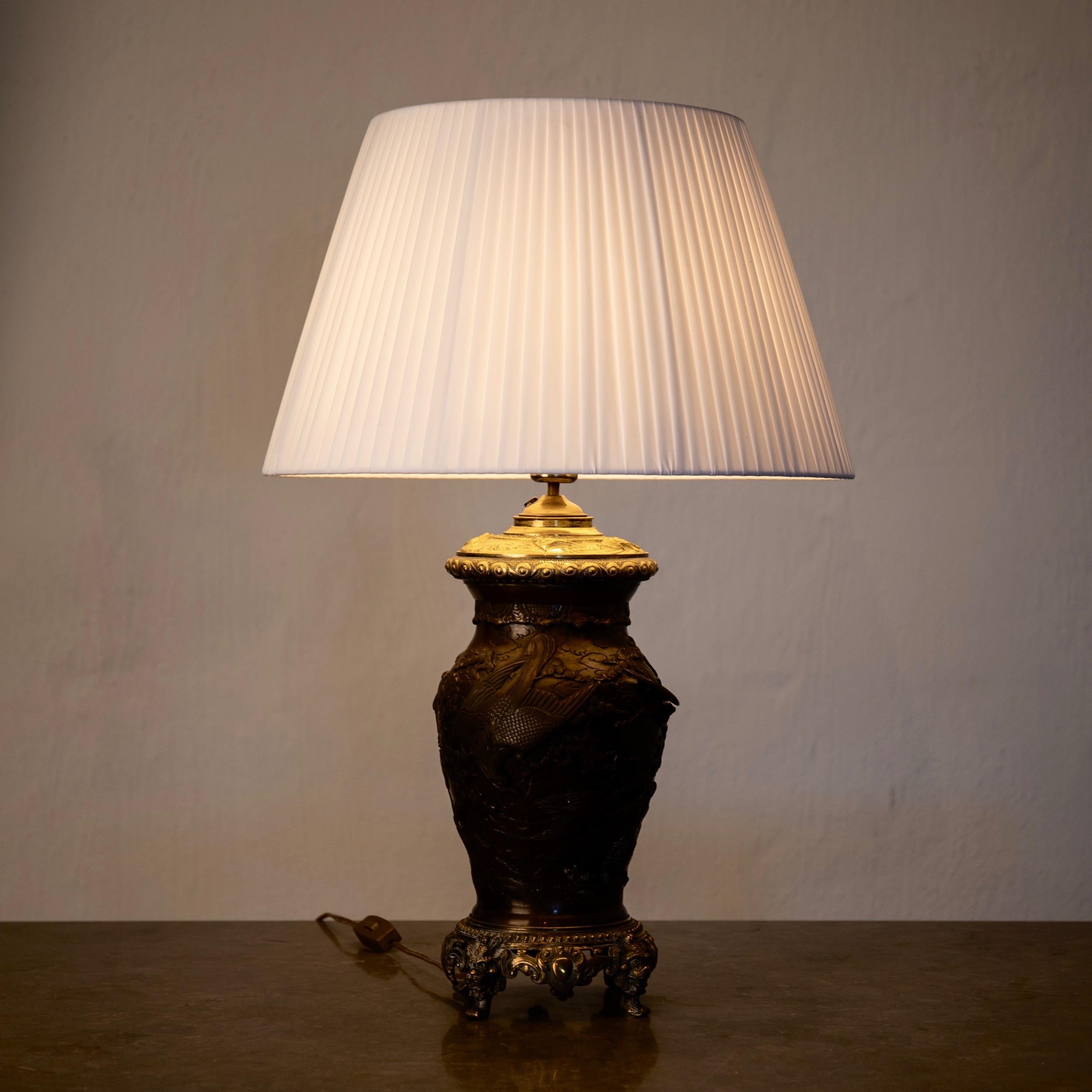 Lampe Tisch Französisch Dark Bronze Frankreich . Eine Tischlampe aus dem 19. Jahrhundert in Frankreich. Körper aus dunkel patinierter Bronze mit Vogelmuster. Fuß und Kragen aus poliertem Messing.
H mit Schirm: 23,5