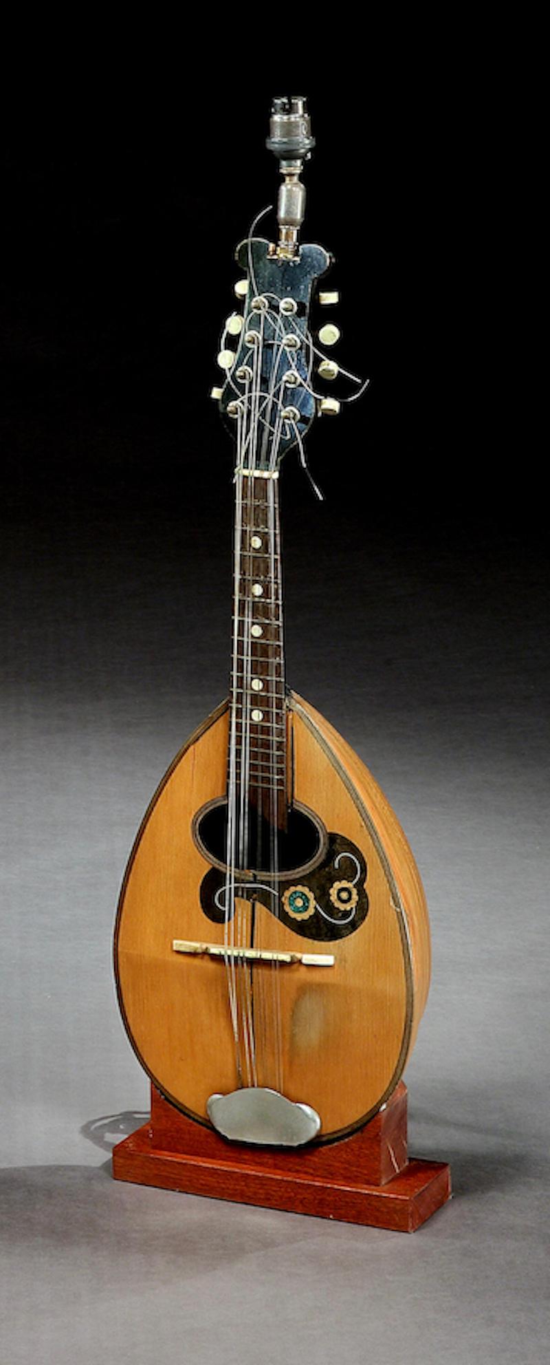 Début du 20e siècle, Francesco Perretti & Figli, mandoline transformée en lampe de table, 29