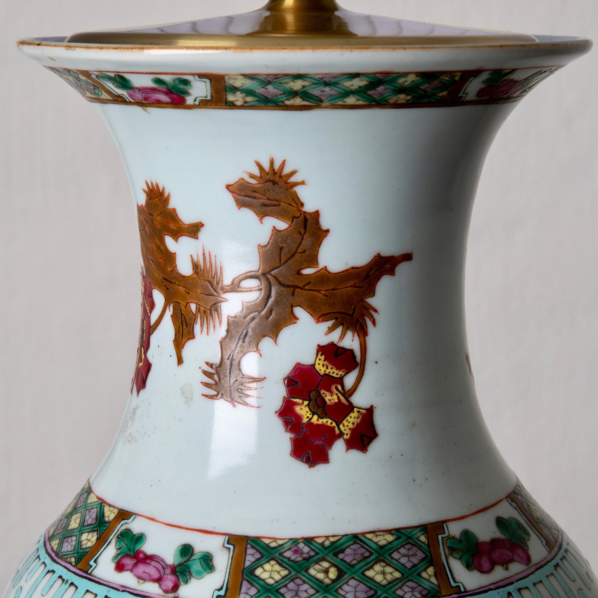 Lampe de table orientale blanc rouge fleurs années 1920, Chine. Lampe de table en porcelaine blanche avec motif floral rouge. Mesures : H avec abat-jour 29
