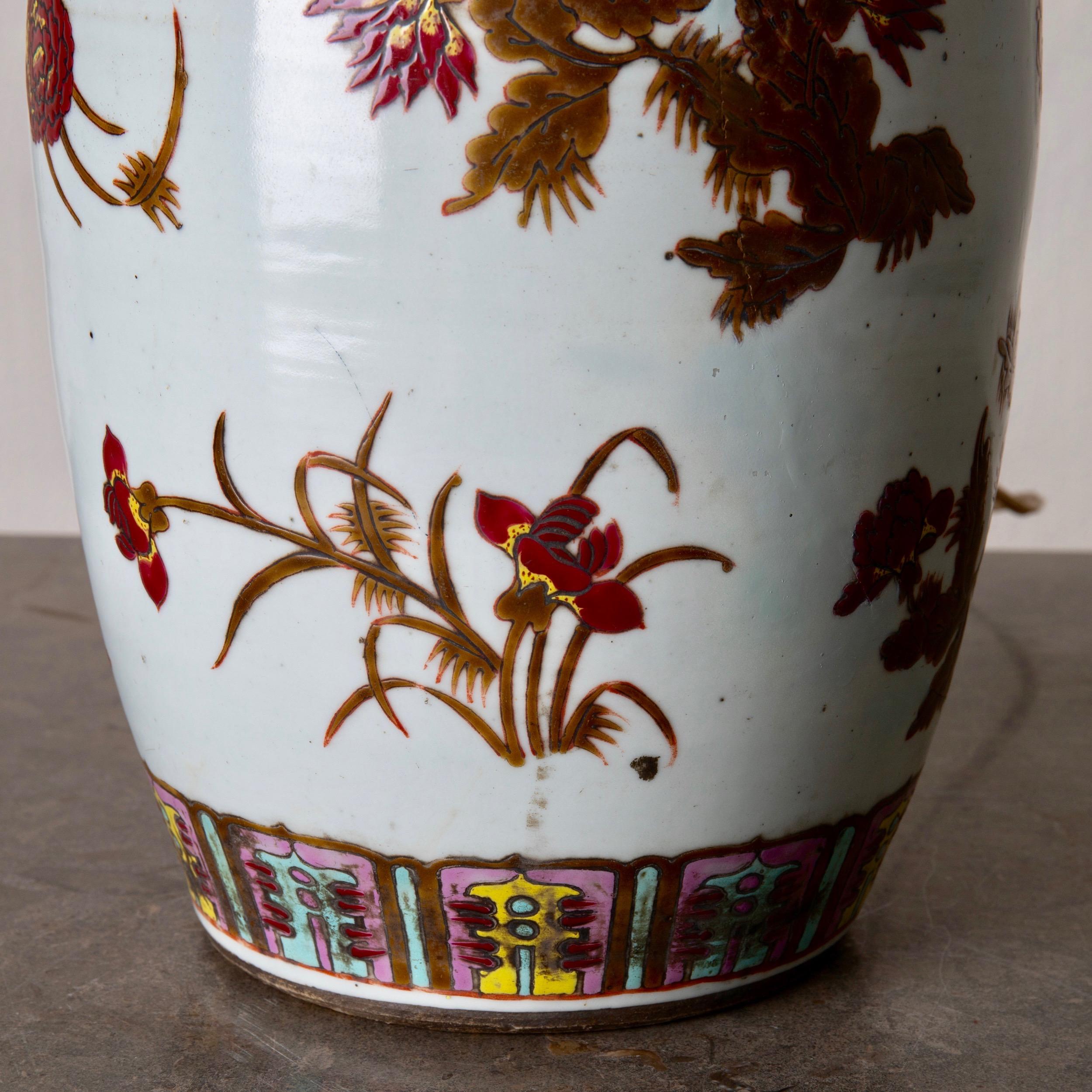 Lampentisch, orientalisch, weiß-rot, Blumen, 1920er Jahre, China (Chinesisch) im Angebot
