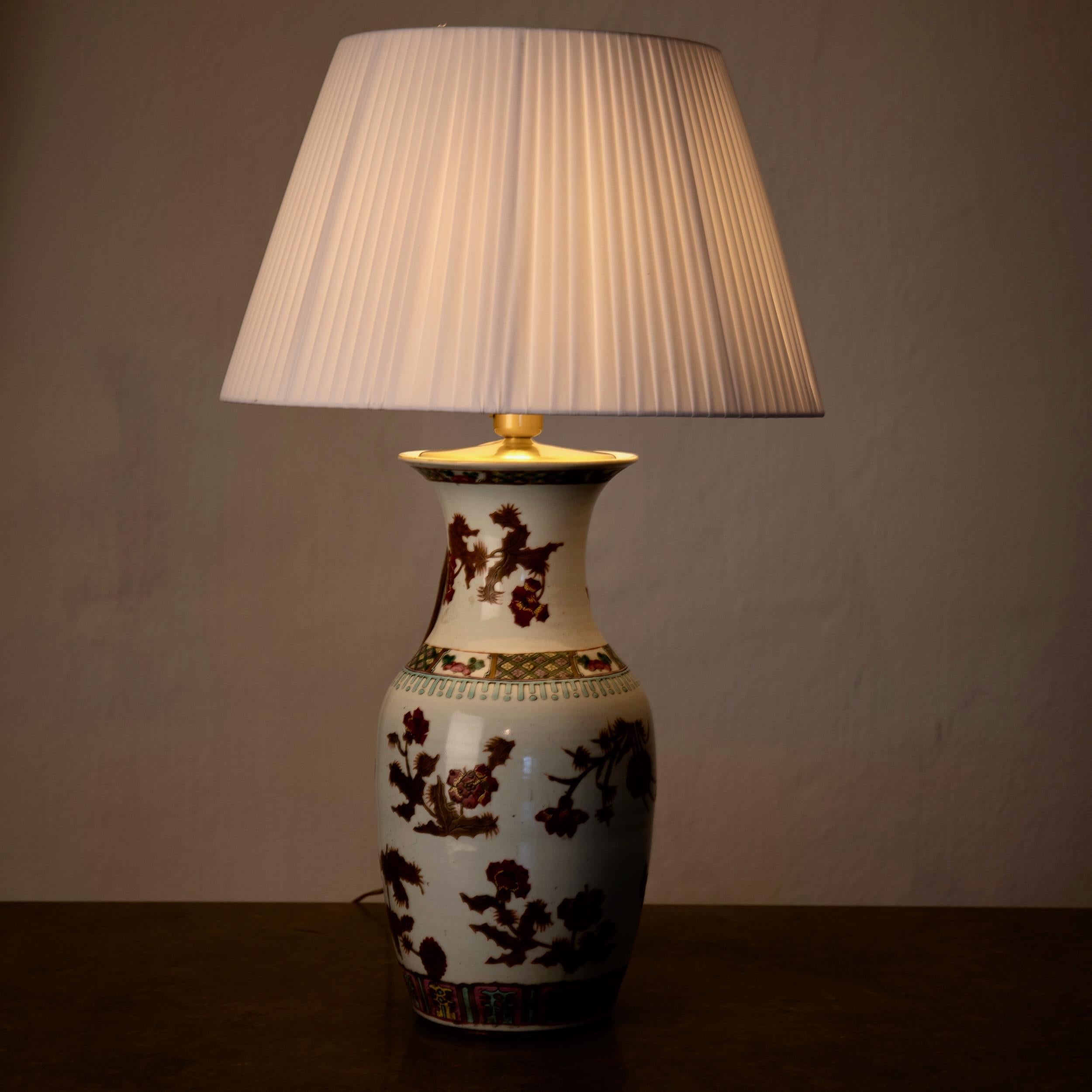 Chinese Export Lamp Table Oriental White Red Flowers 1920s, China For Sale