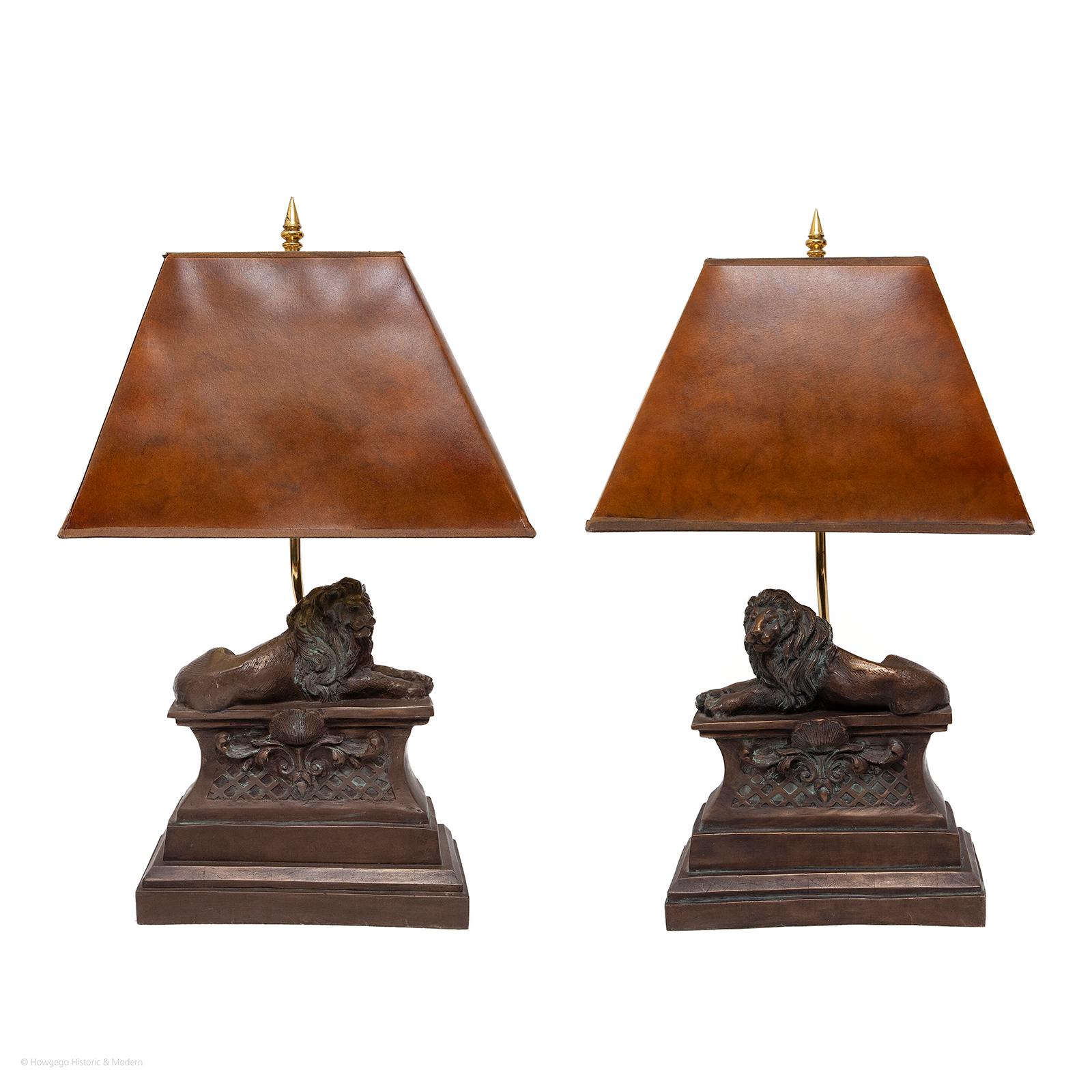 Néoclassique Ensemble de lampes de table de 4 pieds en bronze avec abat-jour original en écaille de tortue couchée et lion couché de 35,5 cm de haut en vente