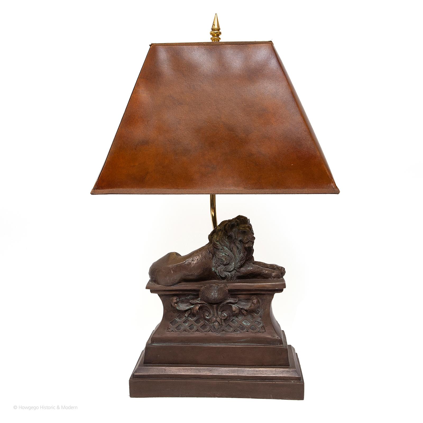 Européen Ensemble de lampes de table de 4 pieds en bronze avec abat-jour original en écaille de tortue couchée et lion couché de 35,5 cm de haut en vente