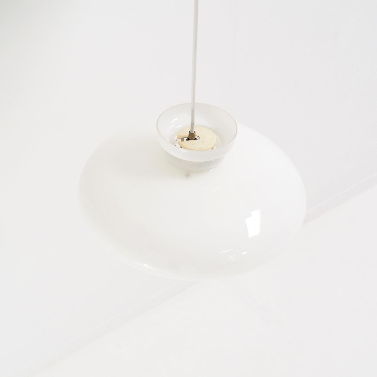 1960s pendant B-1008, or ‘The Bowl’, by Raak Amsterdam.

This lamp first appears in the Raak catalog from 1968. The 1972 catalog then states that these lamps were inspired by a rummer and decanter. Attributes that can be used when drinking wine. The