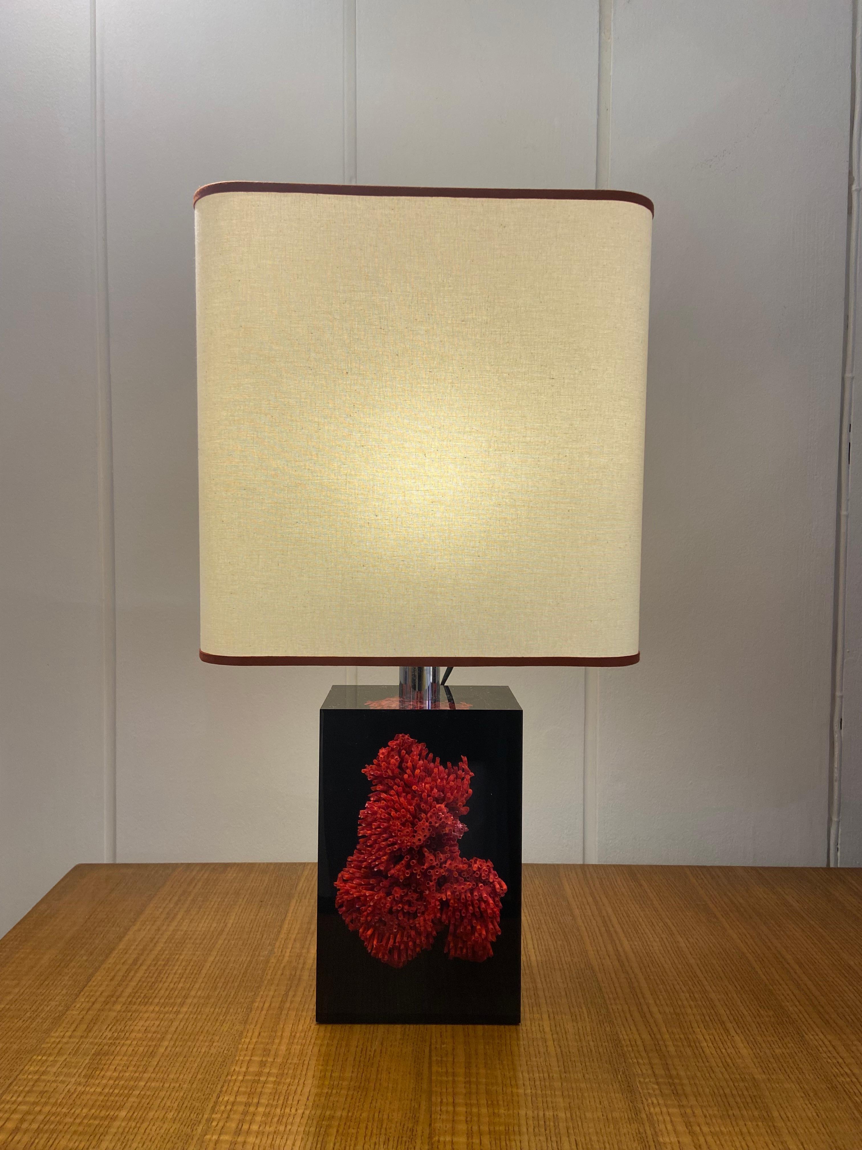 Pierre Giraudon
Lamp with red coral resin inclusion
France 1970
Length: 15 cm
Width: 10 cm
Height: 57 cm
