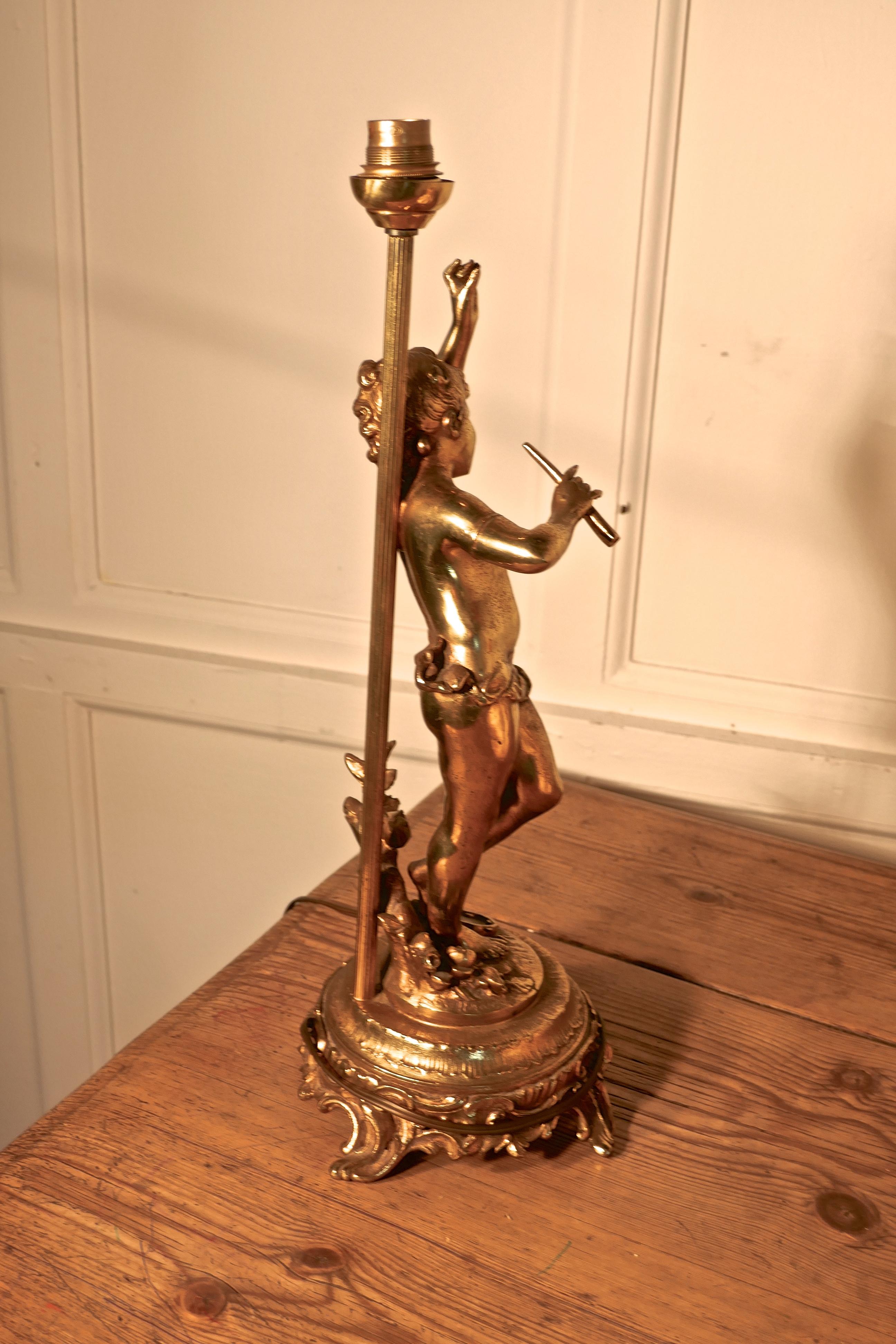 Lampe avec un chérubin dansant ou un musicien français en laiton    Bon état - En vente à Chillerton, Isle of Wight