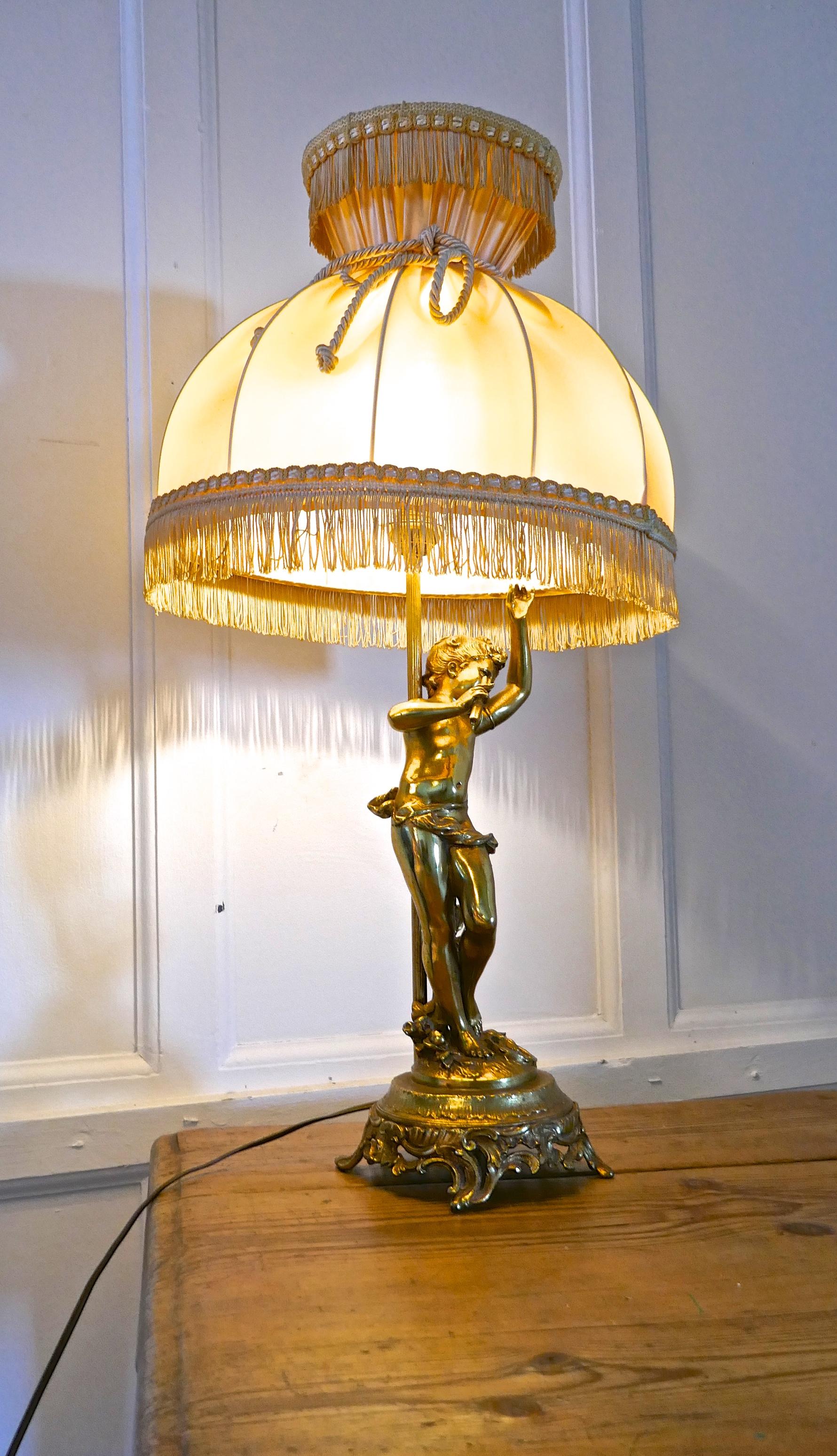 Milieu du XXe siècle Lampe avec un chérubin dansant ou un musicien français en laiton    en vente