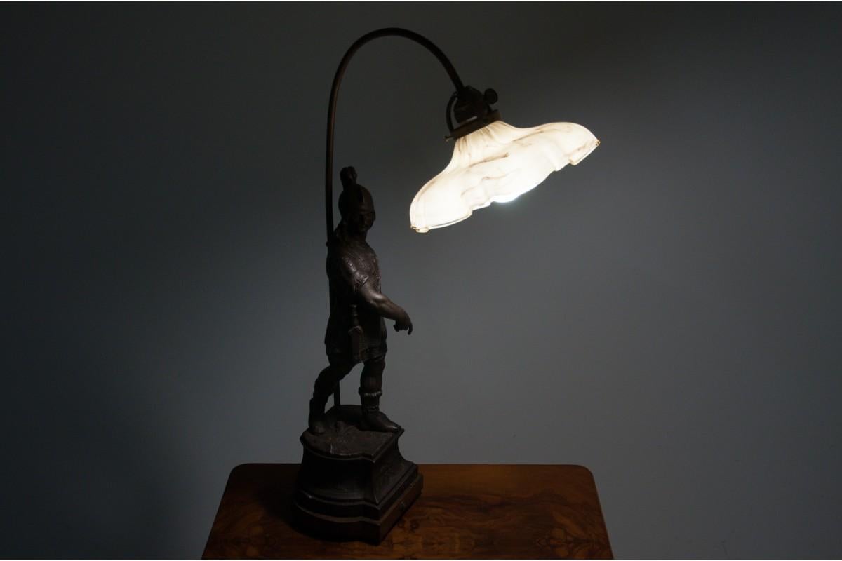 Lamp with a knight, France, circa 1940.
Very good condition.

Dimensions: height 76 cm, width 25 cm, depth 41 cm.