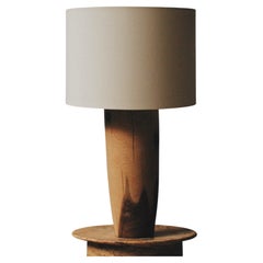 Lampe avec base en bois massif, écran en savon et lin de Daniel Orozco