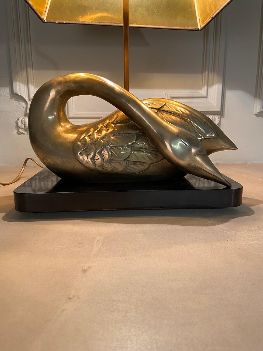 Lamp with swan motif in solid brass.