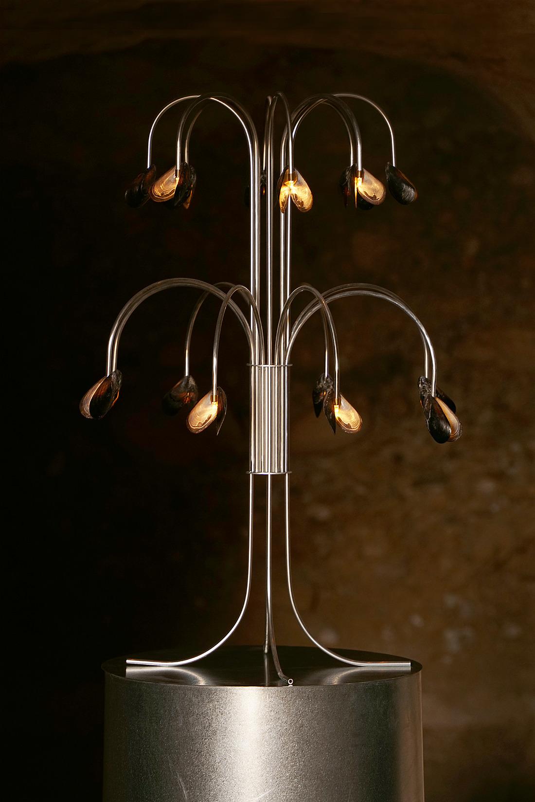 Lampada con conchiglie in metallo e alluminio di Touch With Eyes
Dimensioni: D. 52 x L. 52 x H. 73 cm
Materiali: Metallo e alluminio. 
Peso: 1 kg. 

Tutte le nostre lampade possono essere cablate a seconda del Paese. Se viene venduto negli Stati