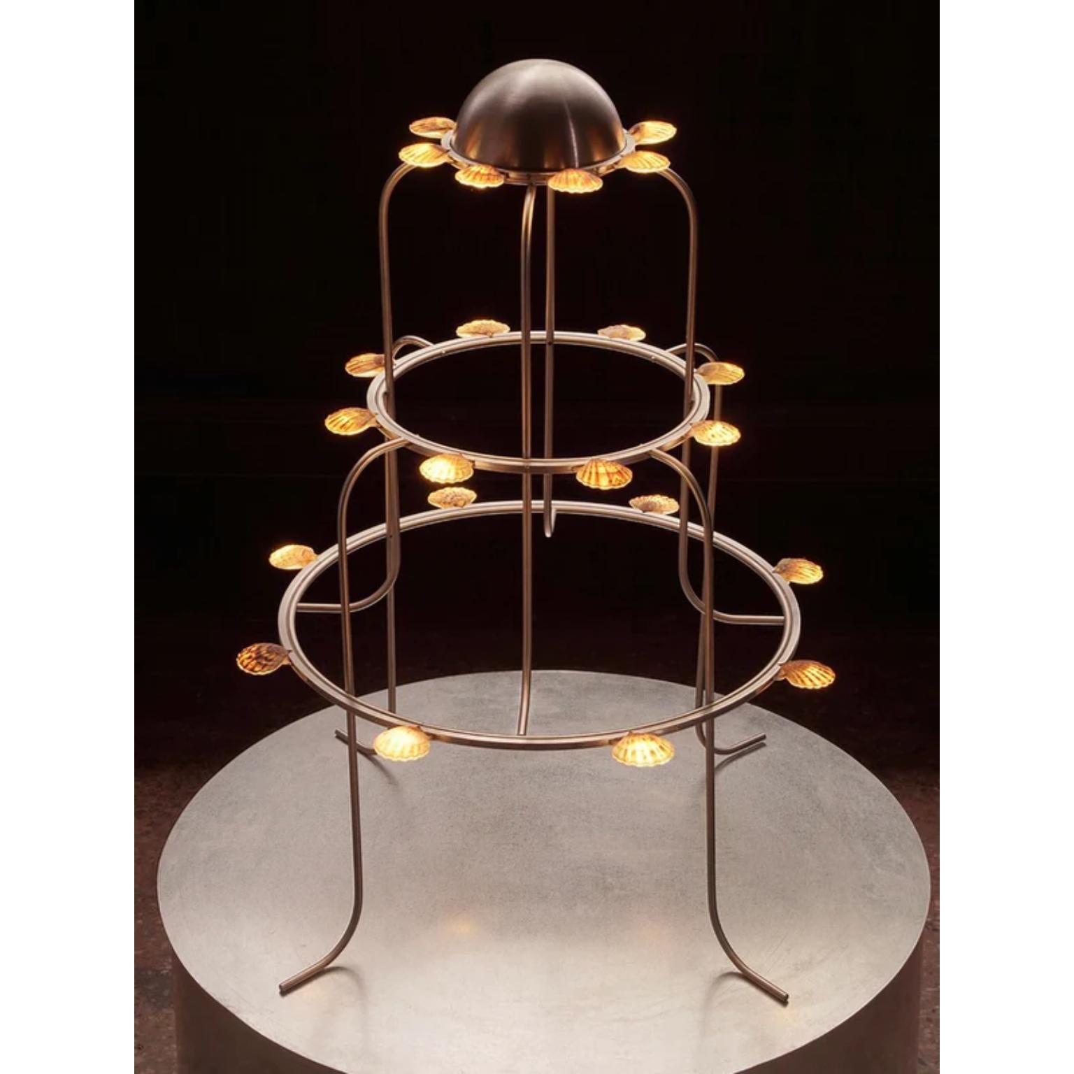 Lampada con conchiglie in metallo e alluminio di Touch With Eyes
Dimensioni: D 52 x L 52 x H 64 cm.
Materiali: Metallo e alluminio. 
Peso: 1 kg. 

Tutte le nostre lampade possono essere cablate a seconda del Paese. Se viene venduto negli Stati