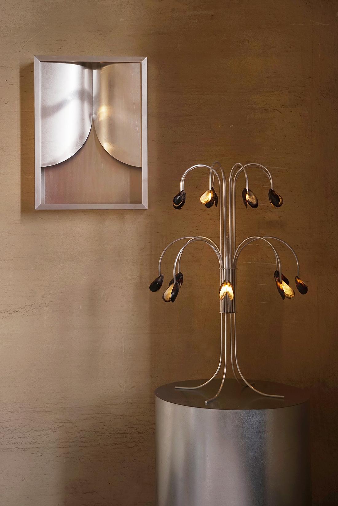 Postmoderno Lampada con conchiglie in metallo e alluminio di Touch With Eyes in vendita