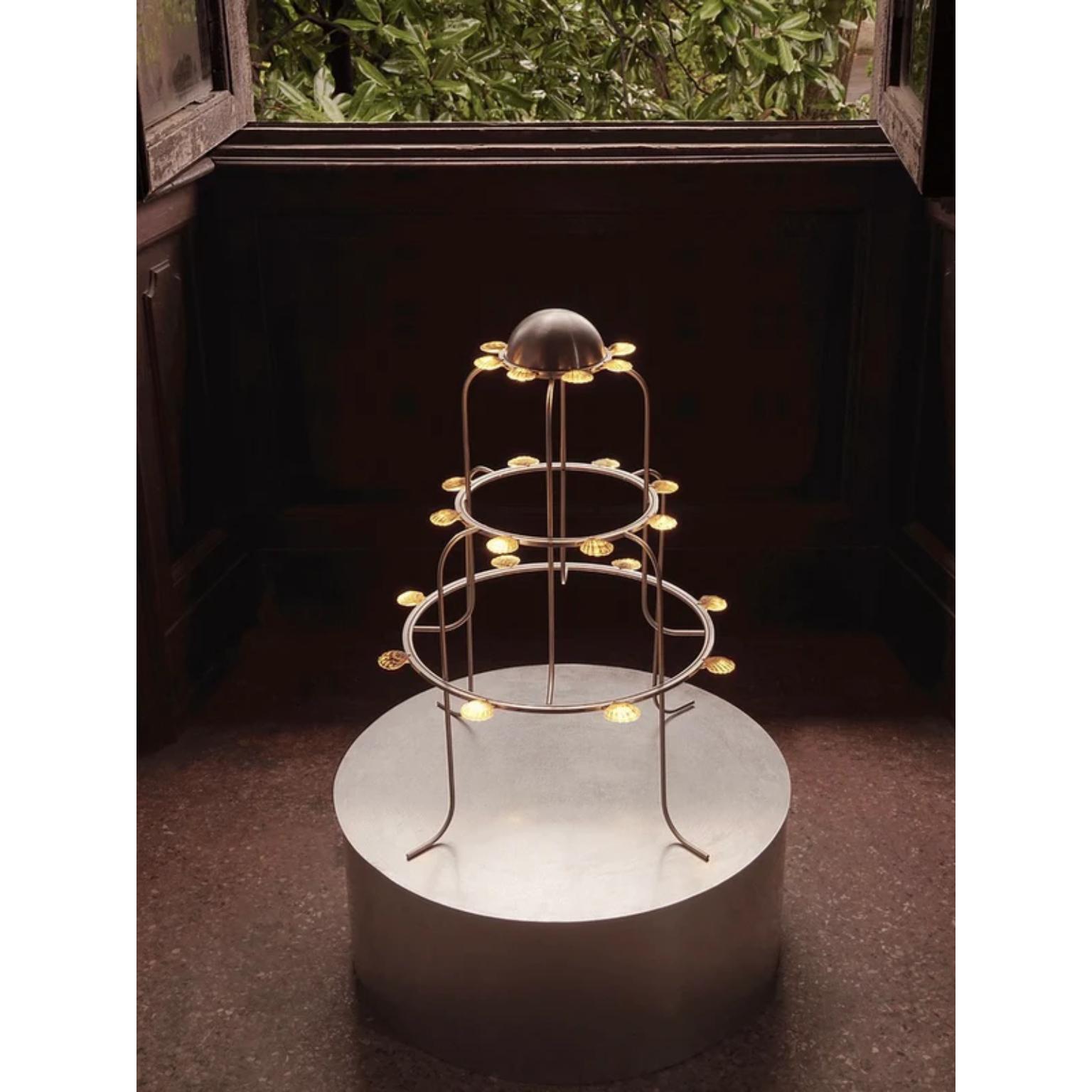 Postmoderno Lampada con conchiglie in metallo e alluminio di Touch With Eyes in vendita