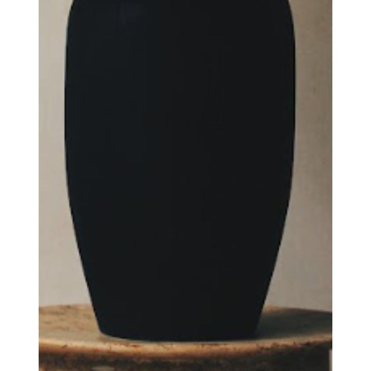 Lampe avec base en bois brûlée et abat-jour en lin par Daniel Orozco Neuf - En vente à Geneve, CH